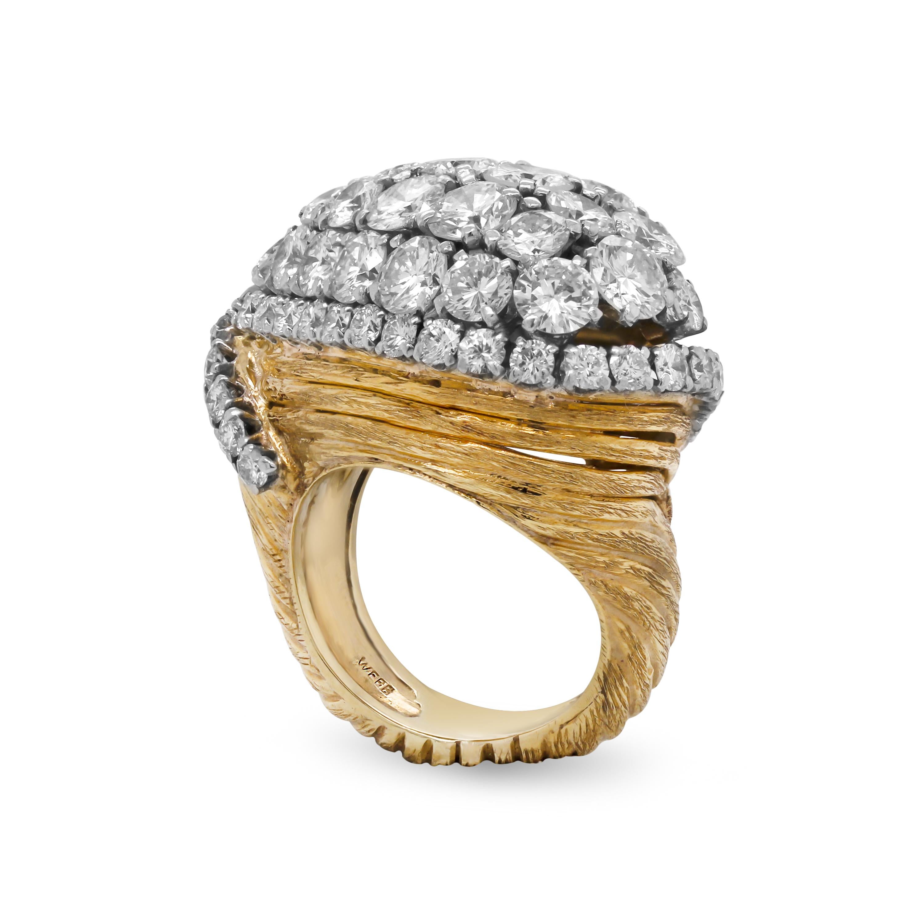 David Webb 18 Karat Gelbgold Platin Diamant Ring

Ein sehr einzigartiger Ring des amerikanischen Designers David Webb. Dieses Stück ist mit großen Diamanten besetzt, die über das ganze Gesicht verteilt sind, und hat eine interessante Oberfläche aus