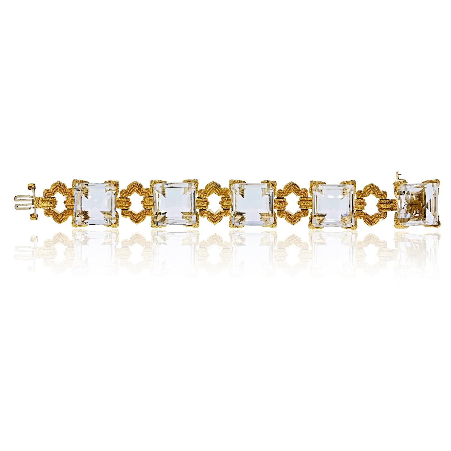 David Webb 18 Karat Yellow Gold Rock Crystal Link Bracelet Corte redondo en venta