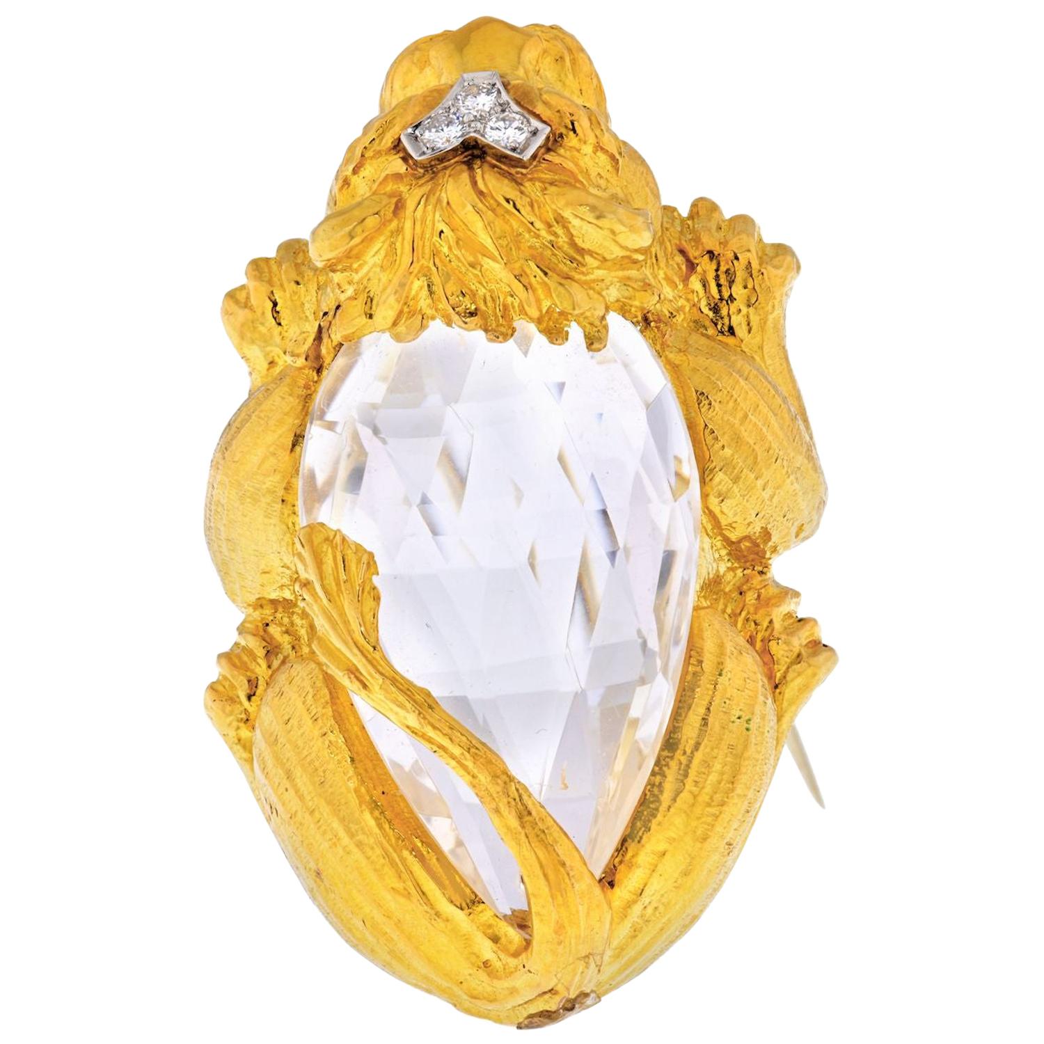 David Webb Pendentif broche lion en or jaune 18 carats et cristal de roche en vente