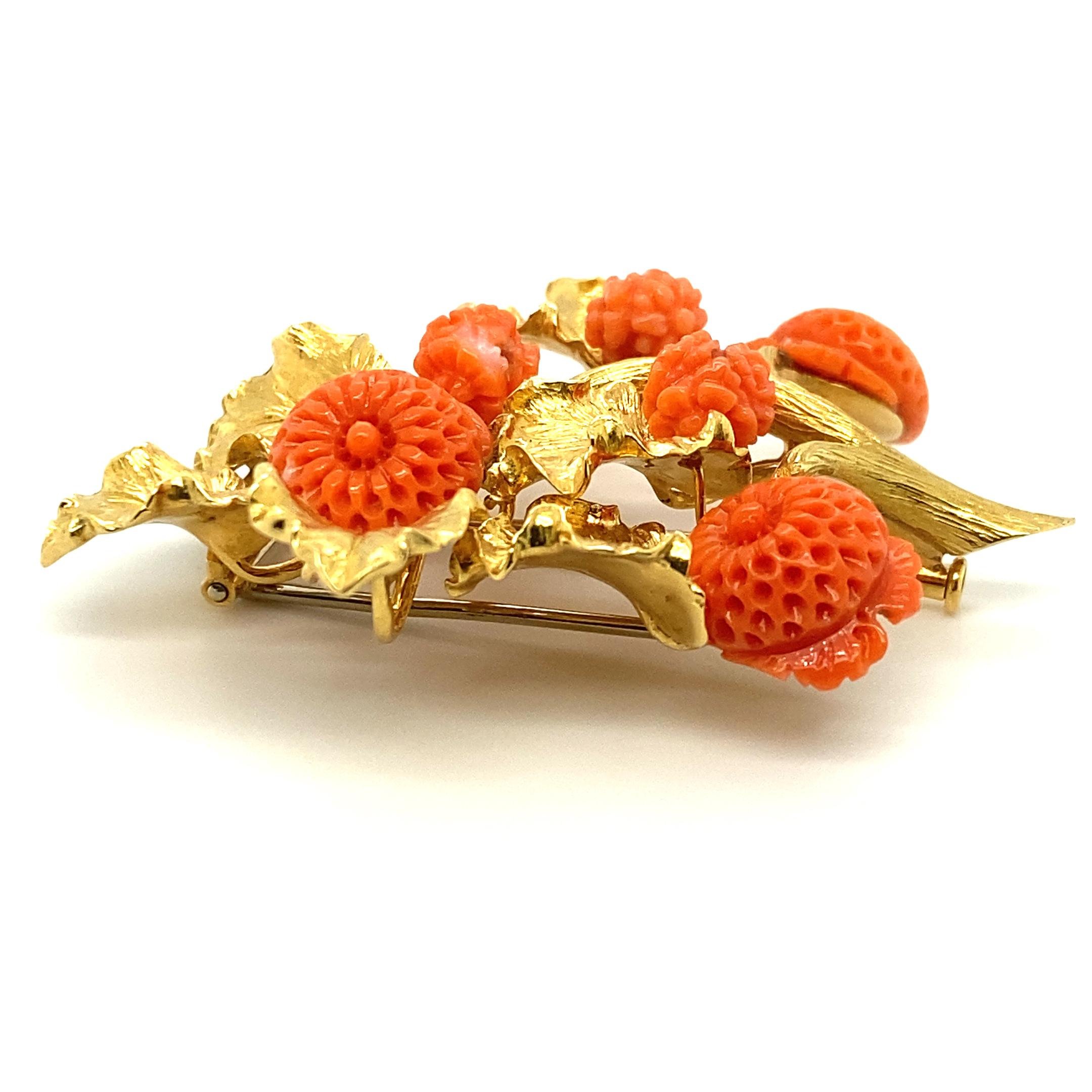 David Webb 18 Karat Gold and Carved Coral Floral Motif Brooch In Good Condition For Sale In Dallas, TX