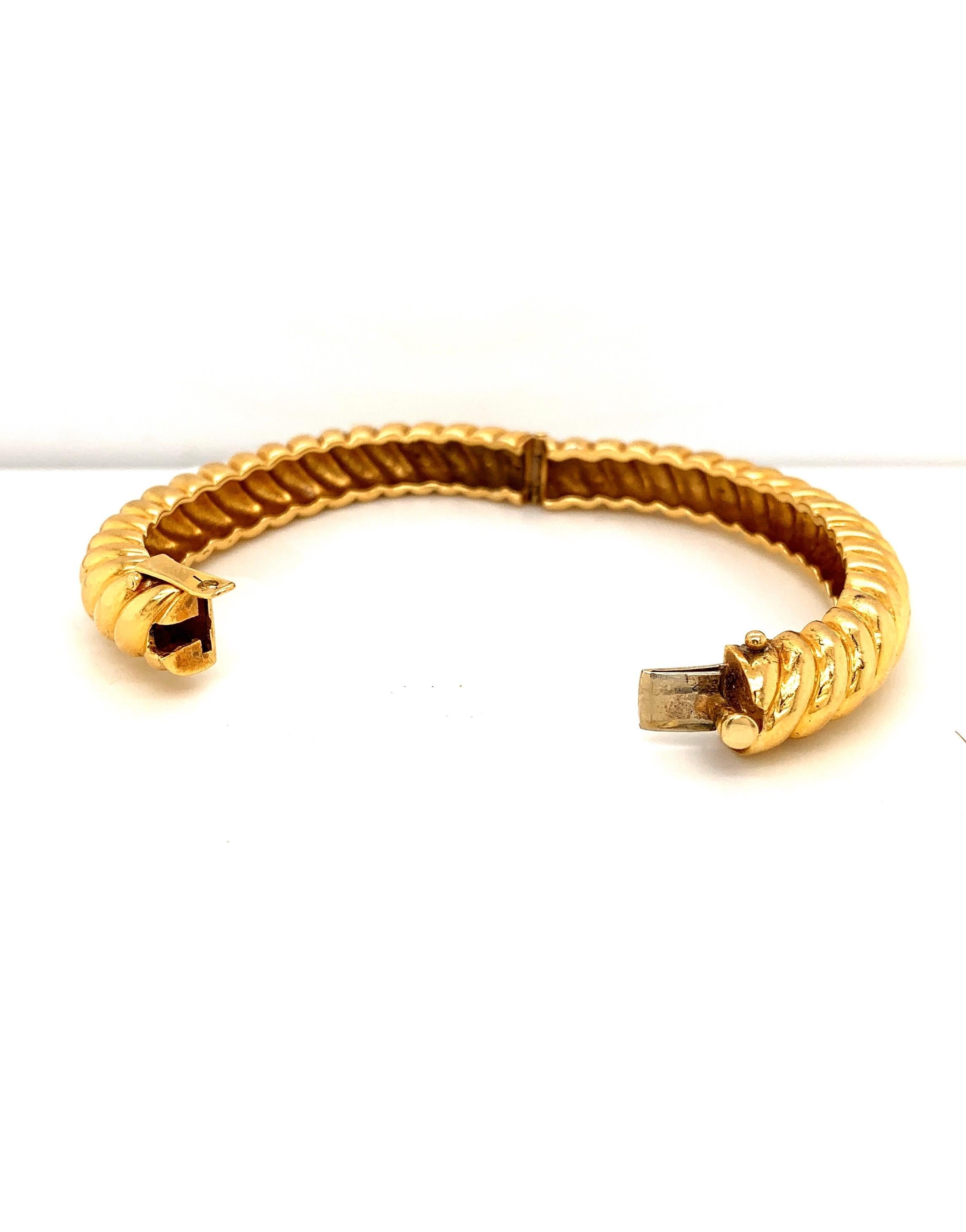 Beautiful 18k gold David Webb bracelet.
This classic bangle from the legendary house of David Webb is simple yet elegant. True to the Webb style classic, beautiful jewelry that can be worn for any occasion.