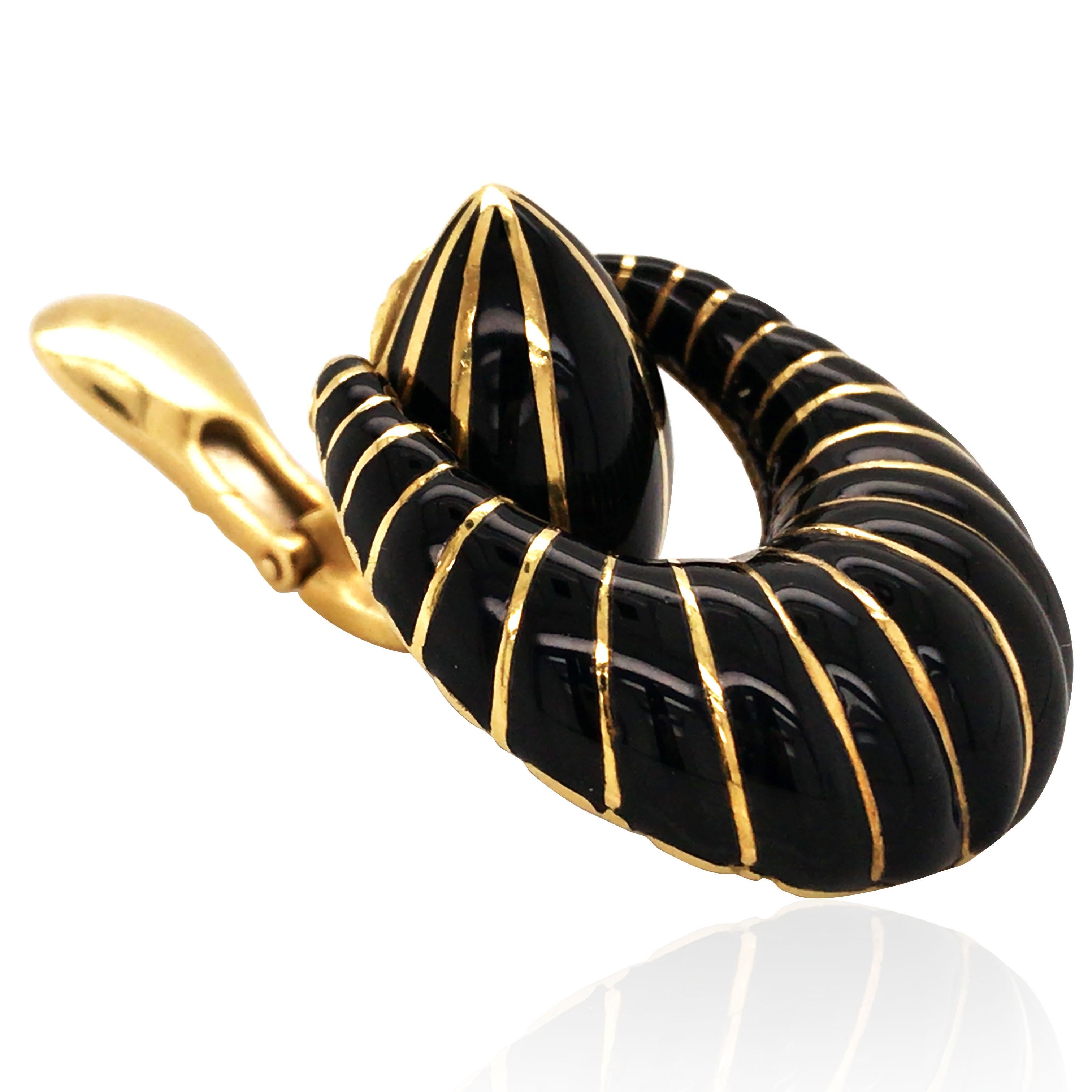 David Webb, 18K Gold Black Enamel Earrings In Good Condition For Sale In New York, NY