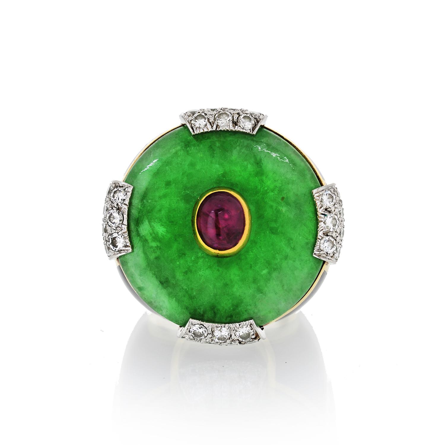 Questo squisito anello David Webb è un capolavoro dal design audace e dalla maestria impeccabile. Al centro, un vibrante disco di giada è ornato da un rubino cabochon incastonato nella lunetta, che crea un sorprendente contrasto di tonalità verdi e