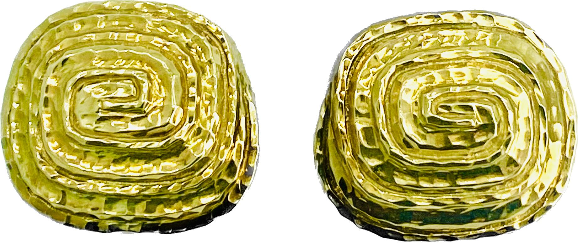 David Webb 18k Gold Clip-On Earrings  In Excellent Condition For Sale In Beverly Hills, CA