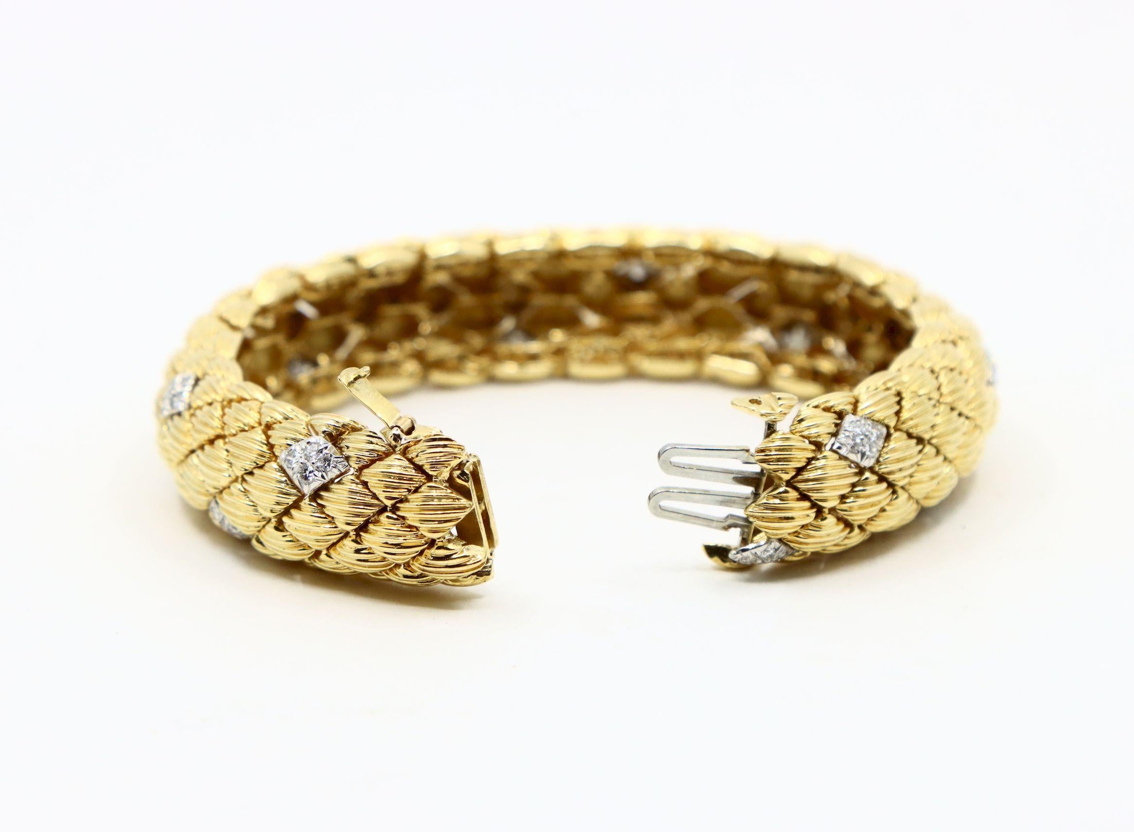 David Webb 18K Gold Diamonds Textured Bracelet en vente 5