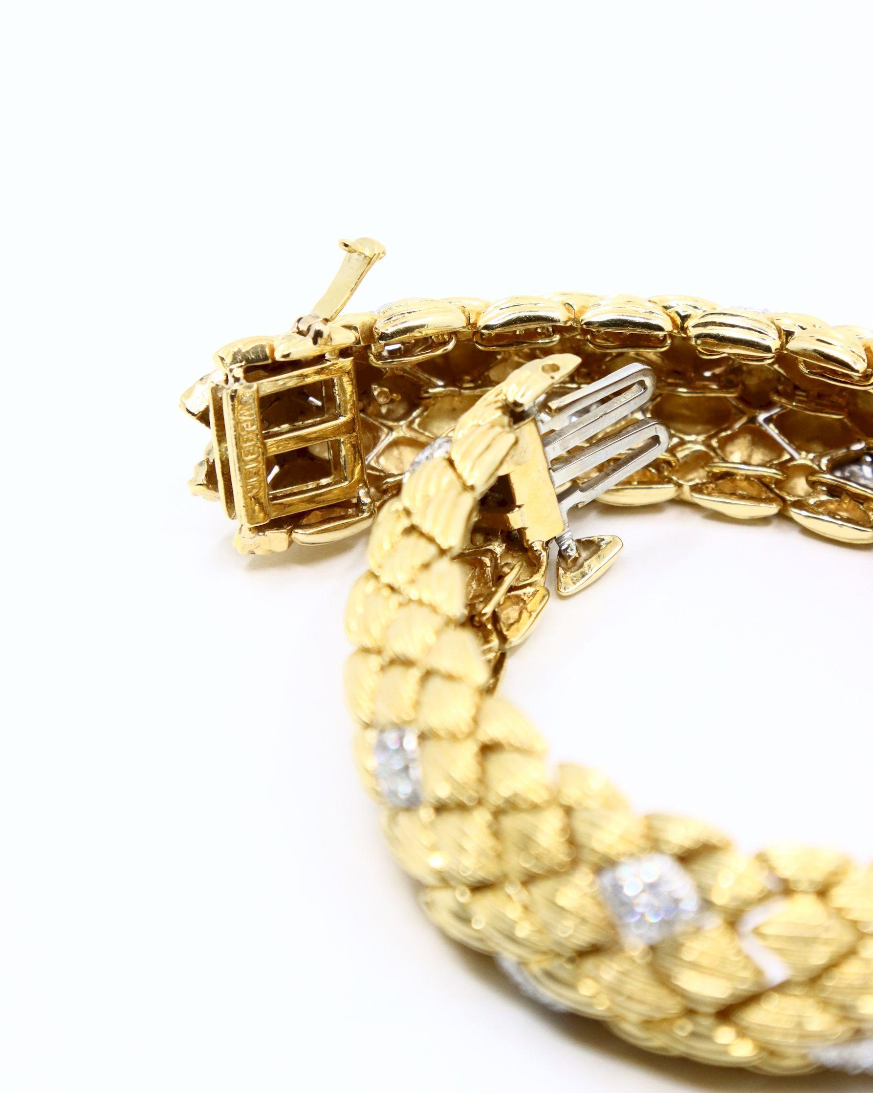 David Webb 18K Gold Diamonds Textured Bracelet en vente 6