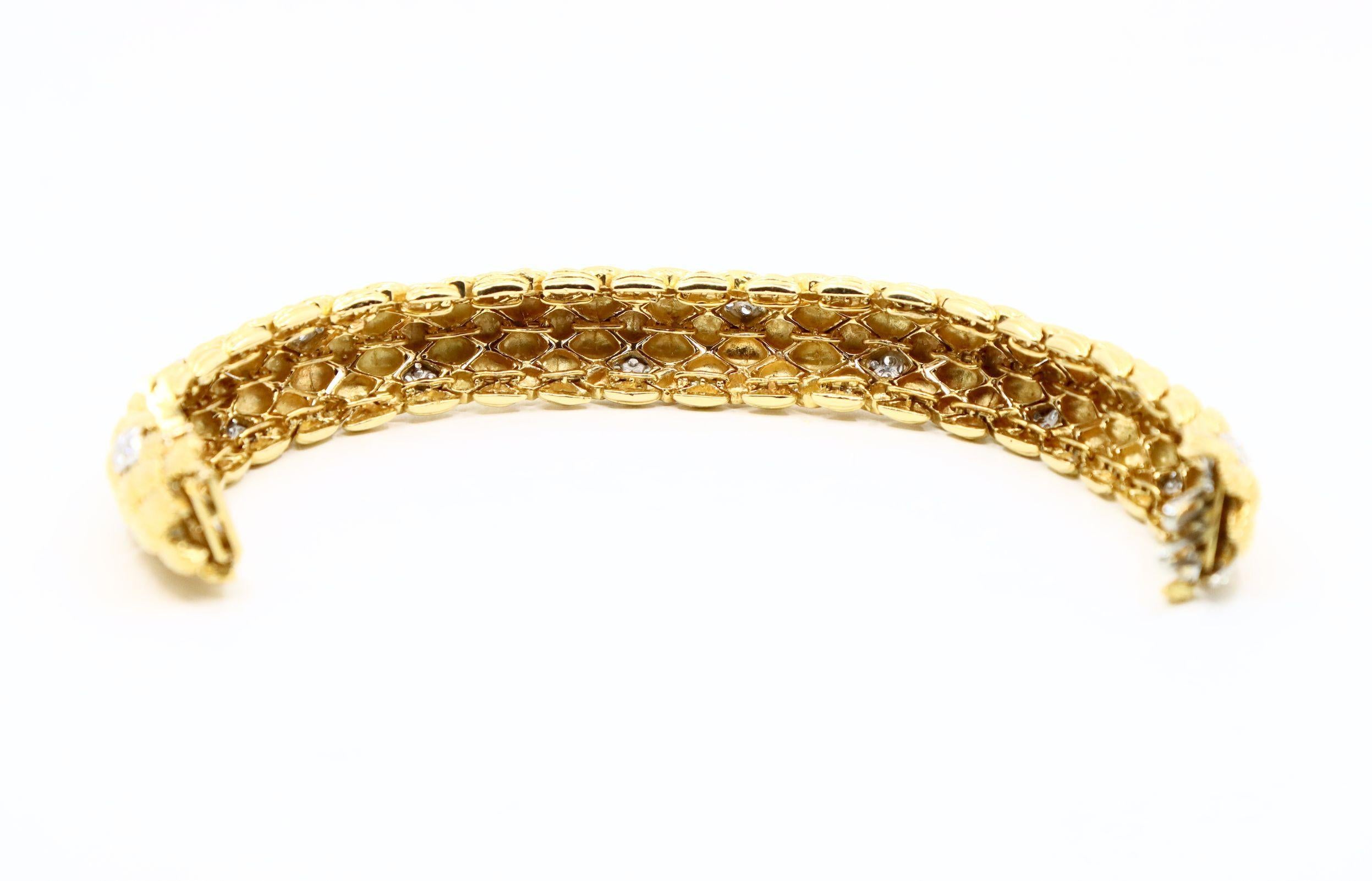 David Webb 18K Gold Diamonds Textured Bracelet en vente 8