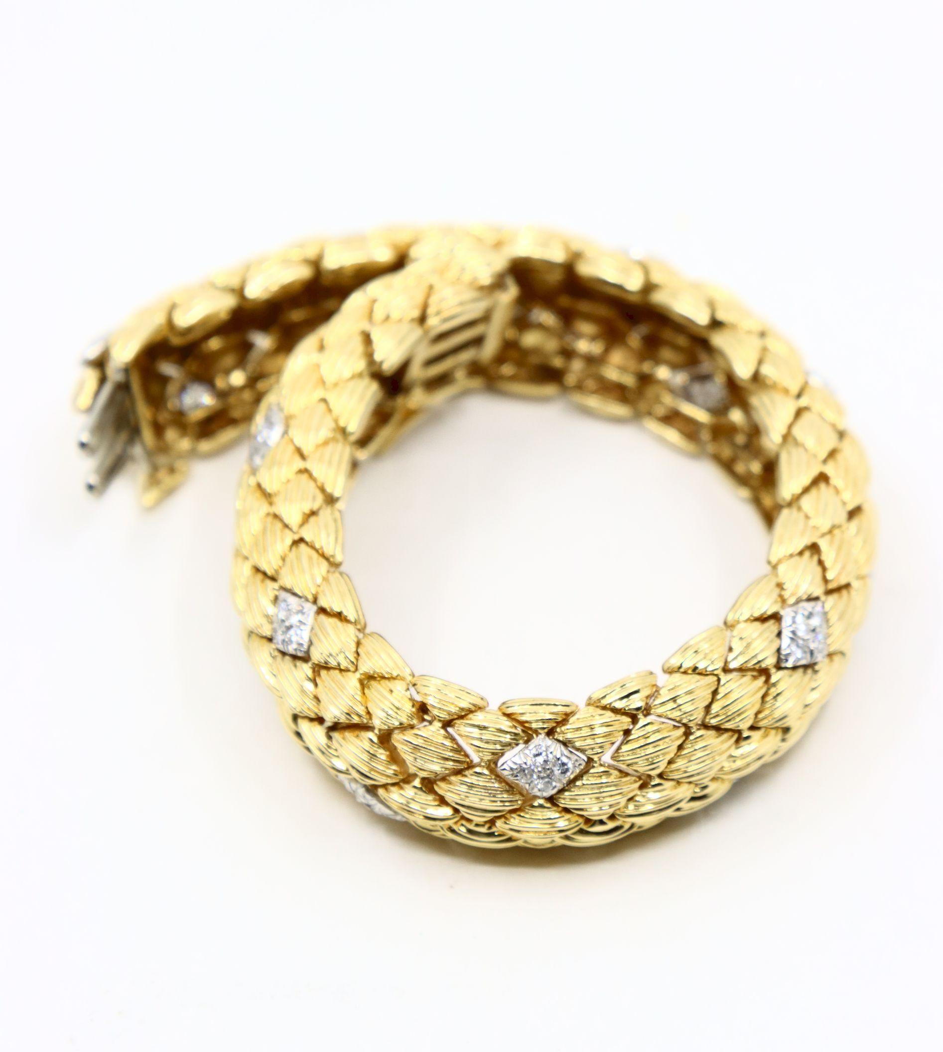 David Webb 18K Gold Diamonds Textured Bracelet en vente 9