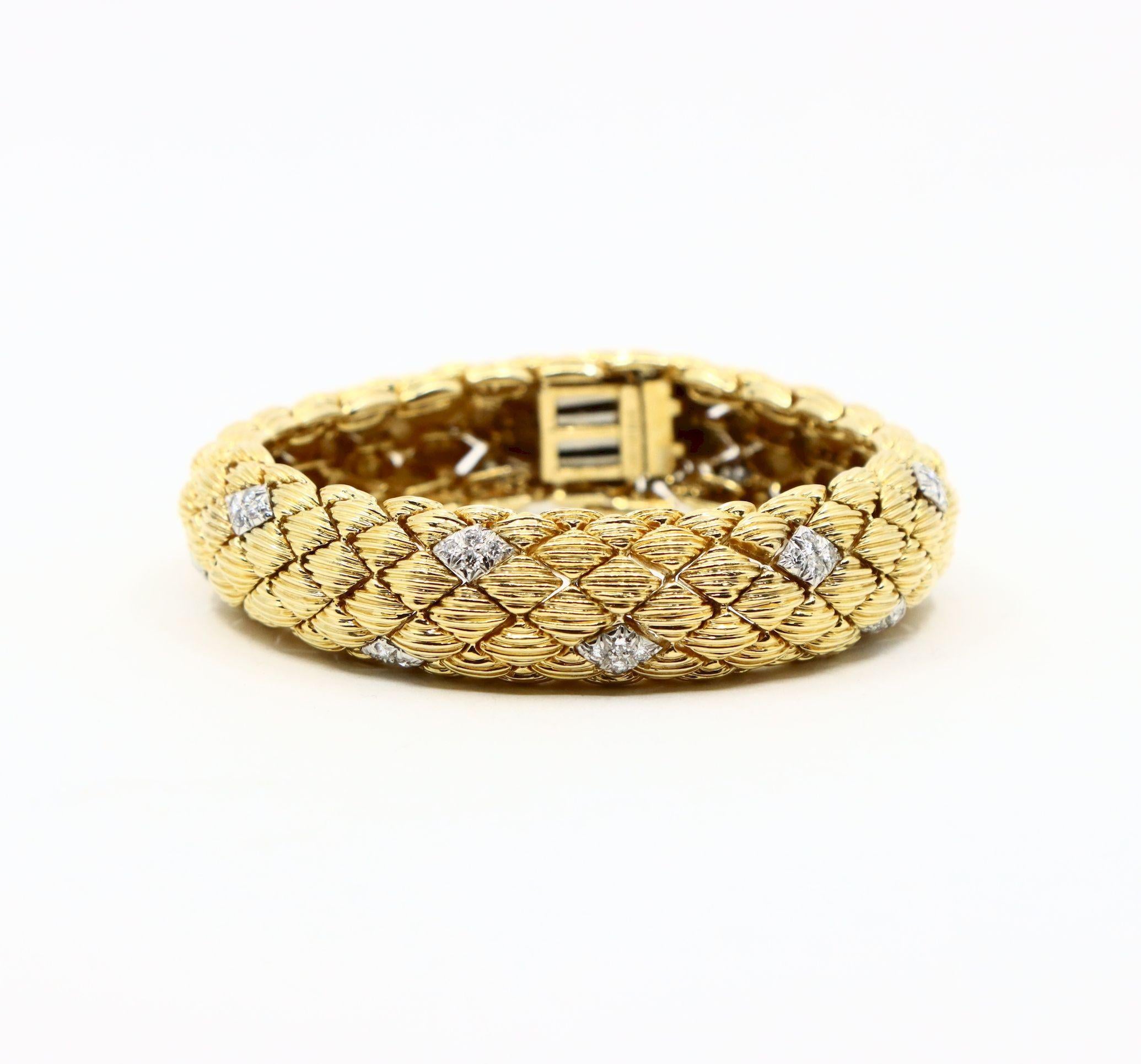 Taille brillant David Webb 18K Gold Diamonds Textured Bracelet en vente