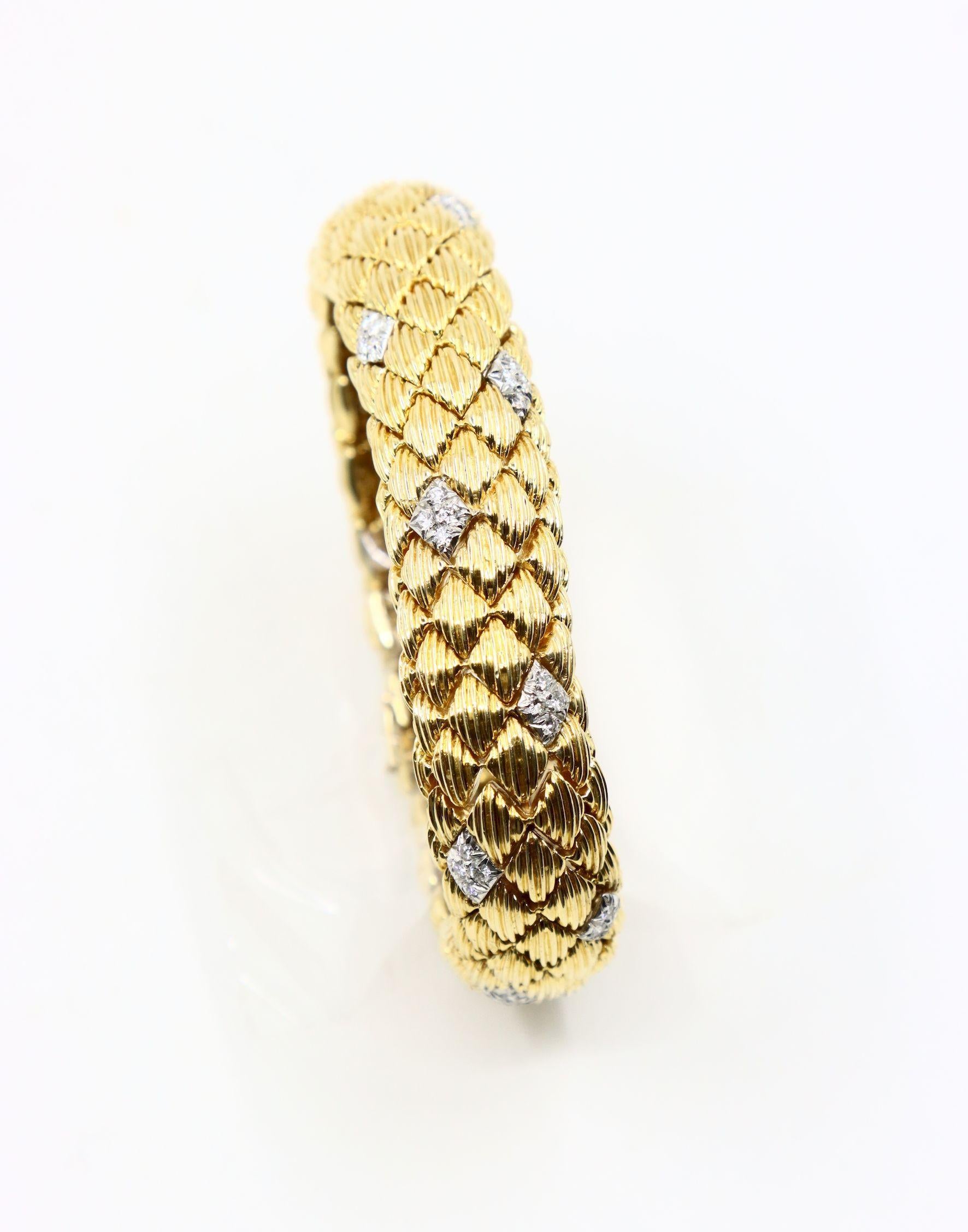 David Webb 18K Gold Diamonds Textured Bracelet Bon état - En vente à Flushing, NY