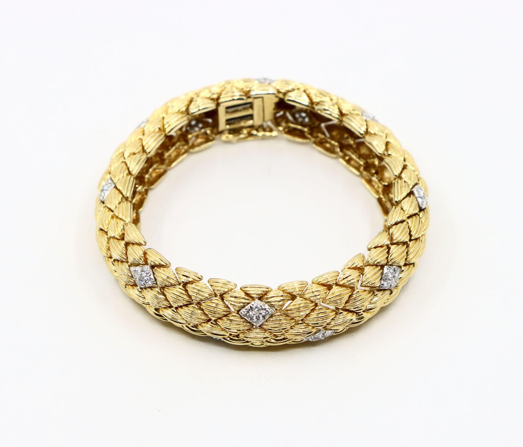 David Webb 18K Gold Diamonds Textured Bracelet en vente 2