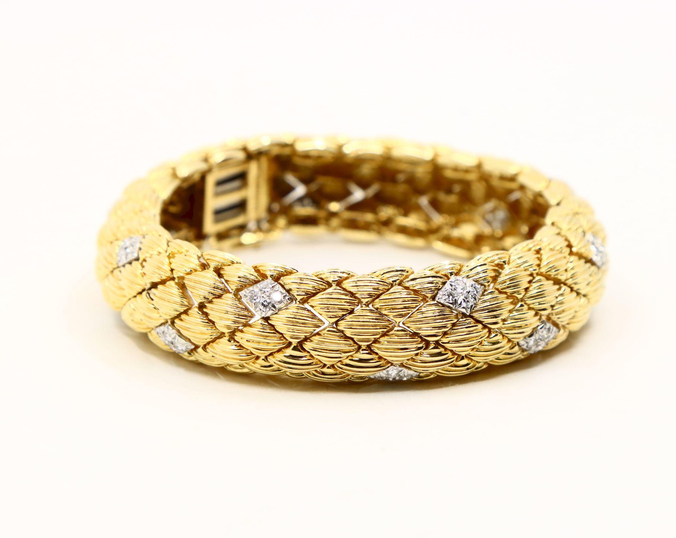 David Webb 18K Gold Diamonds Textured Bracelet en vente 3