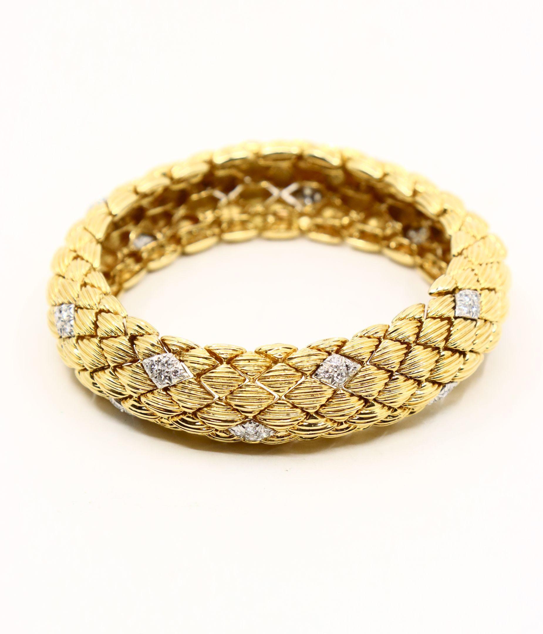 David Webb 18K Gold Diamonds Textured Bracelet en vente 4
