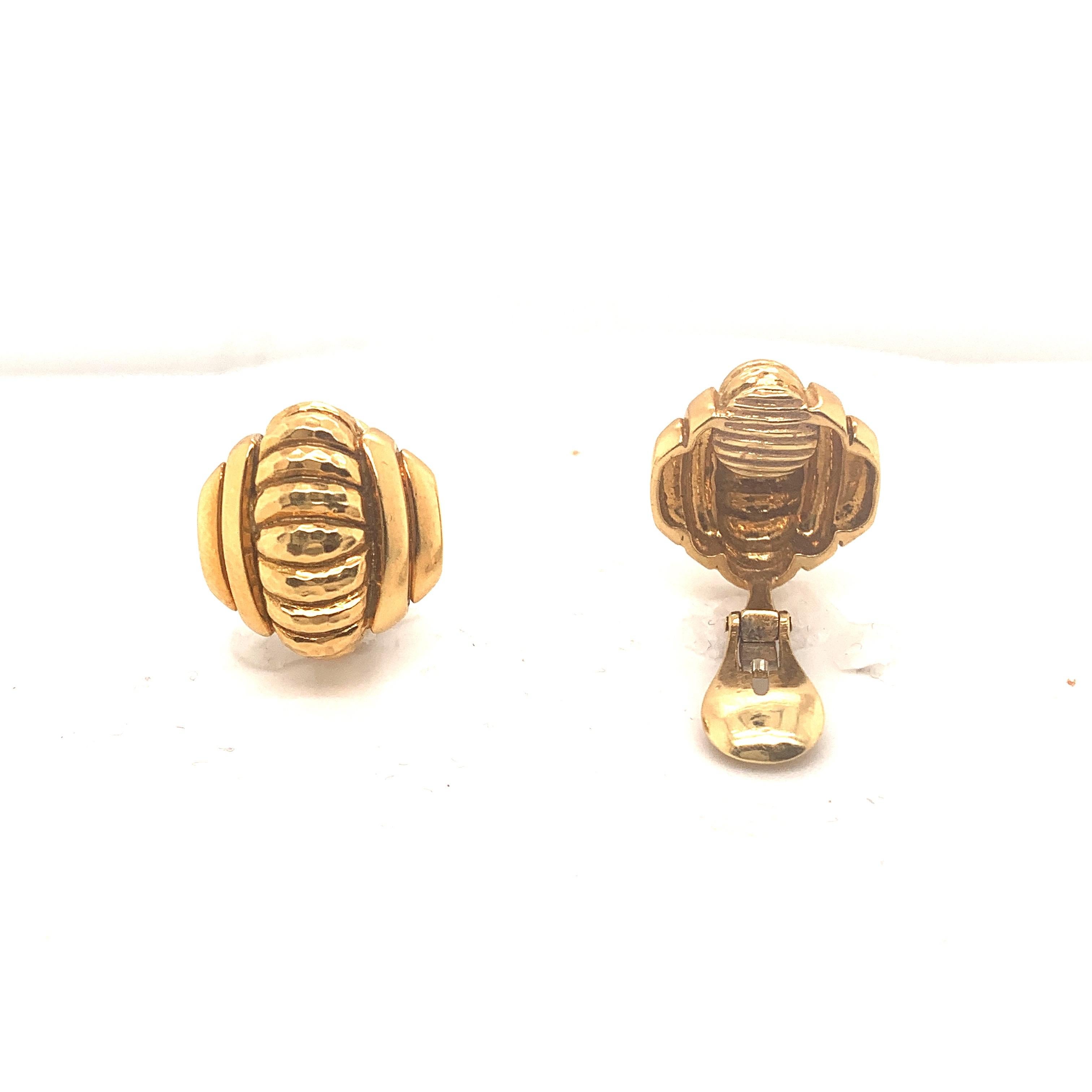 18k Gold gehämmert vintage David Webb Clip-Ohrringe.
Gestempeltes Webb
Besichtigungen in unserem Großhandelsbüro in NYC nach Vereinbarung möglich.
