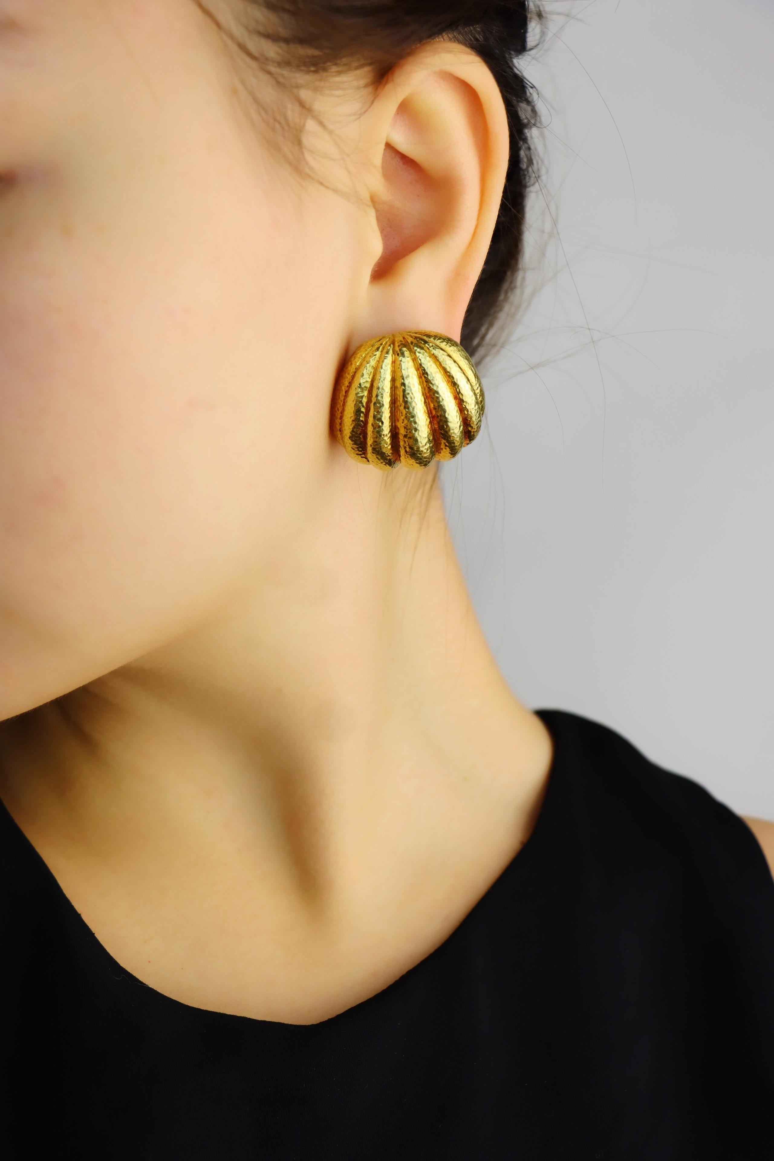 David Webb 18K Gold Hammered Finish Bombe Earrings

Marked:
18K
WEBB

Approximate Dimensions:
2.8 cm (Length) 
3 cm (Width)
46.9 grams in weight.