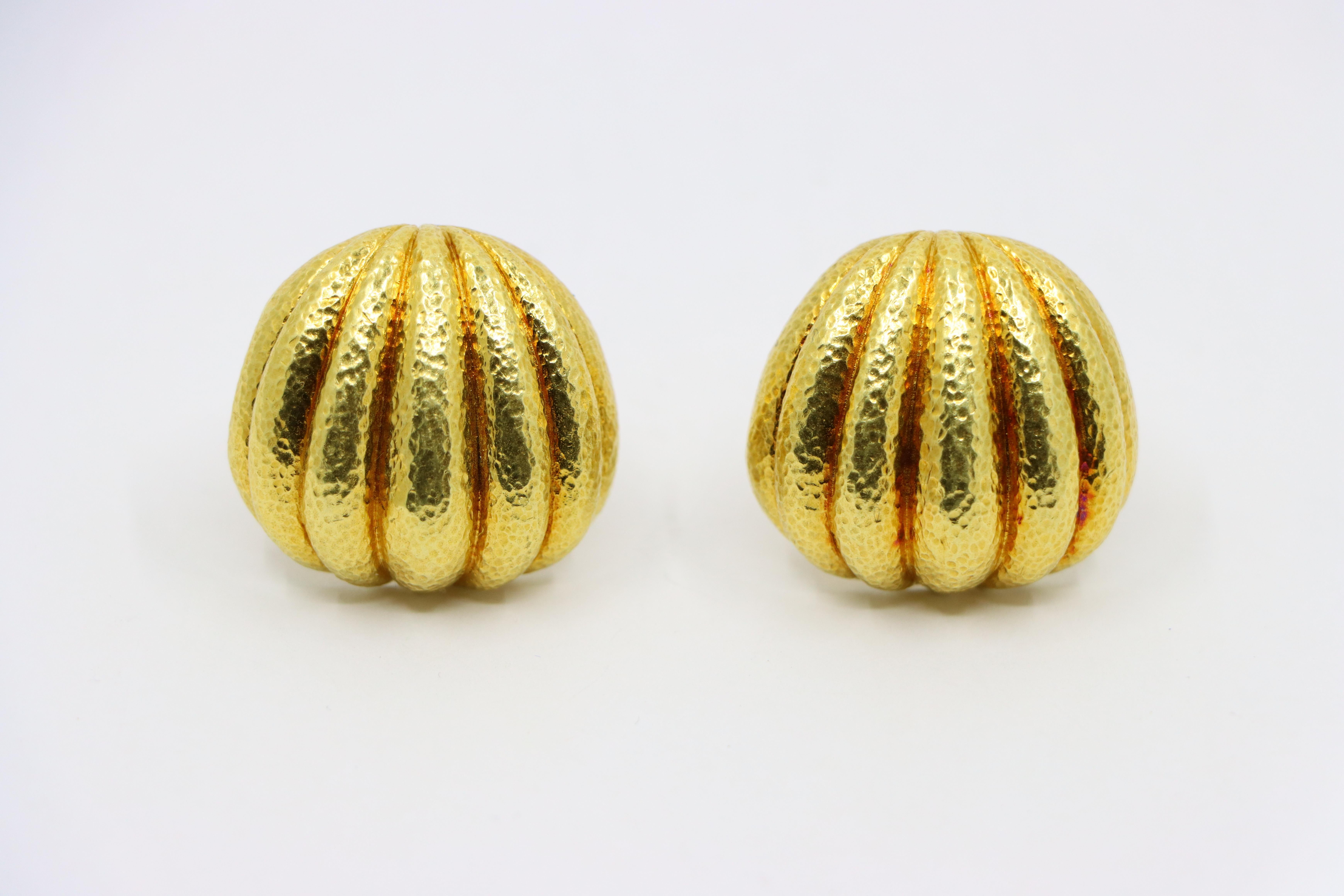 David Webb 18K Gold Hammered Finish Bombe Earrings In Good Condition For Sale In Flushing, NY
