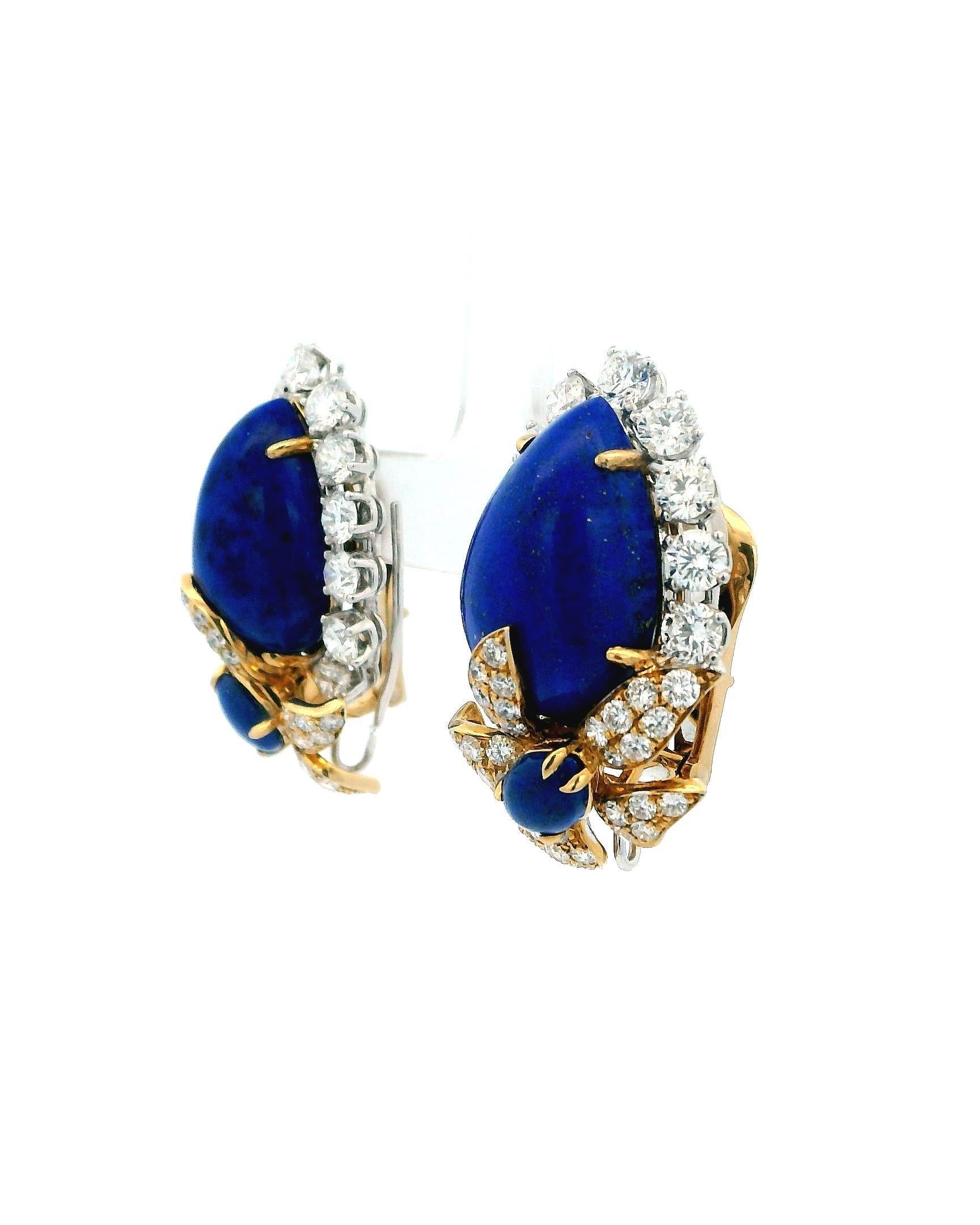 Questi squisiti orecchini con diamanti e lapislazzuli, realizzati nel 1970, rappresentano un perfetto mix di lusso e raffinatezza. Ogni orecchino è impreziosito da 6,0 carati di diamanti bianchi rotondi che brillano di colore E e purezza VVS1,
