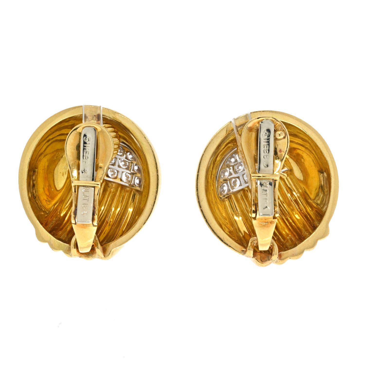 Moderne David Webb Clips d'oreilles articulés en forme de dôme rond en or 18 carats, platine et diamants en vente