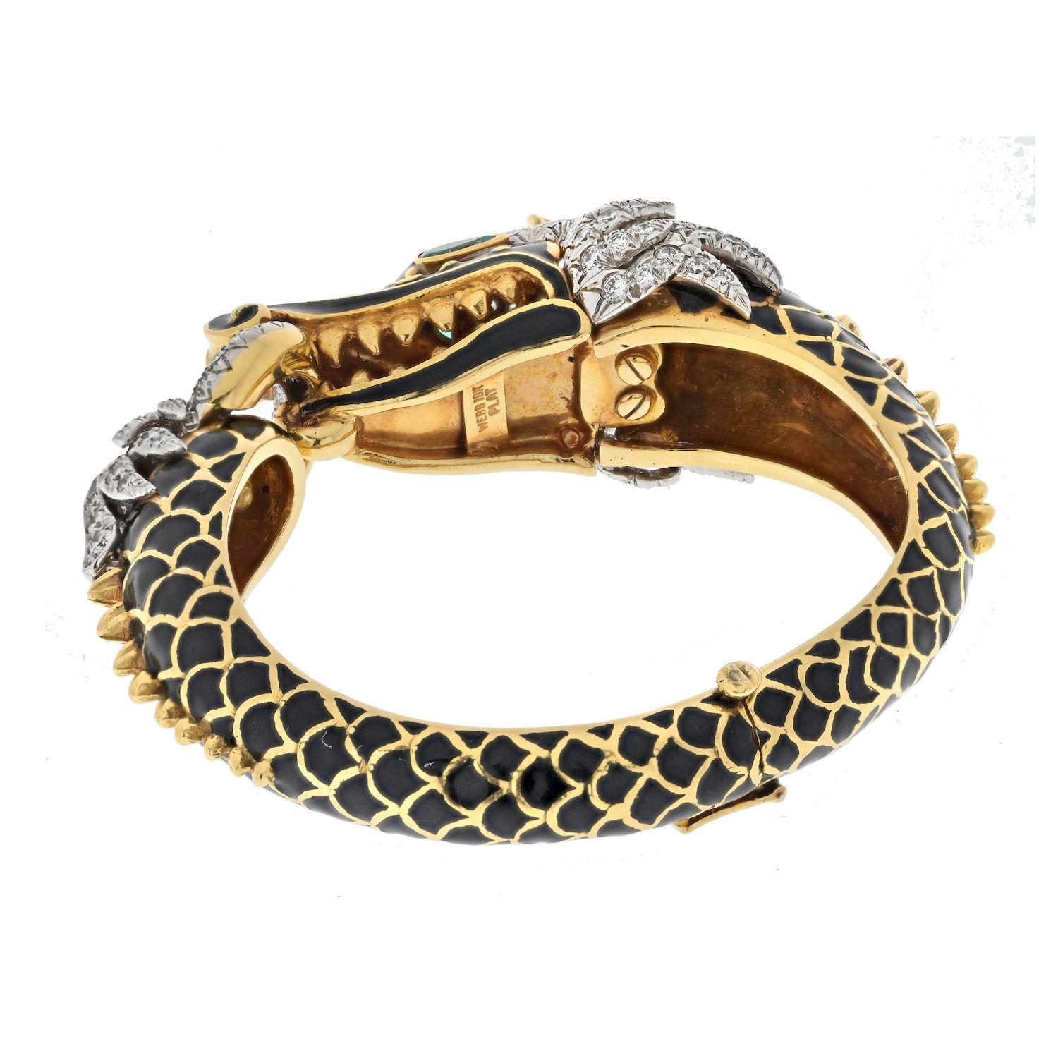 Tauchen Sie ein in die fesselnde Anziehungskraft eines wahrhaft einzigartigen Schmuckstücks - das Emaille- und Diamantarmband mit geschupptem Drachen von David Webb. Dieses Armband, das die Mystik eines Drachens heraufbeschwören soll, ist mit feiner
