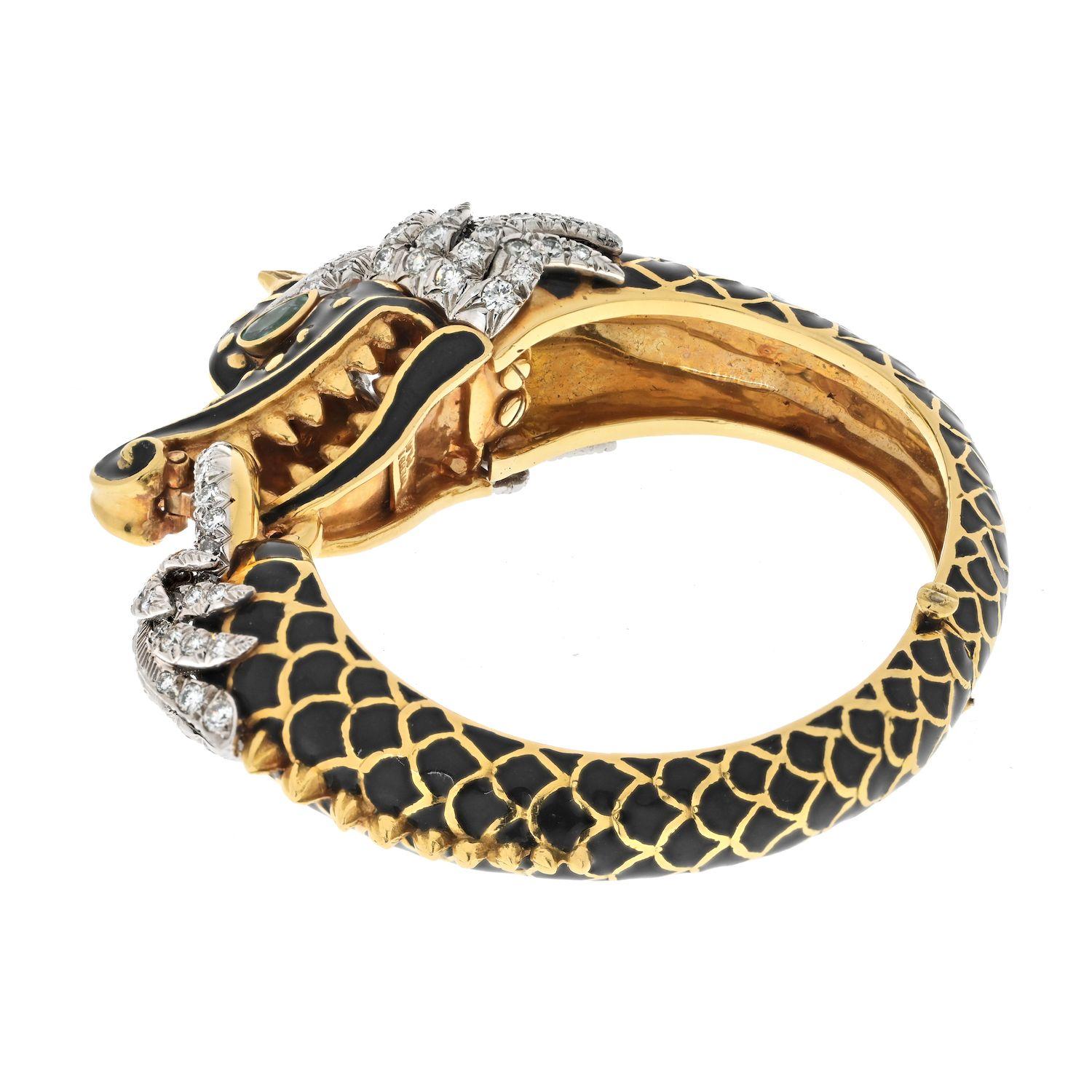 David Webb: 18 Karat Gold & Platin Schwarzer Emaille-Diamant-Armreif mit Drachen im Zustand „Hervorragend“ in New York, NY