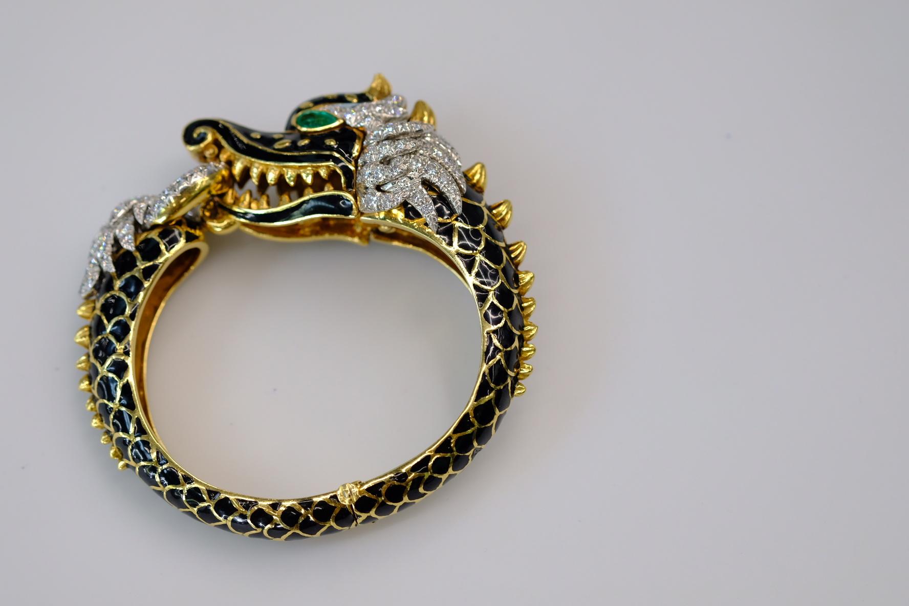 David Webb: 18 Karat Gold & Platin Schwarzer Emaille-Diamant-Armreif mit Drachen Damen