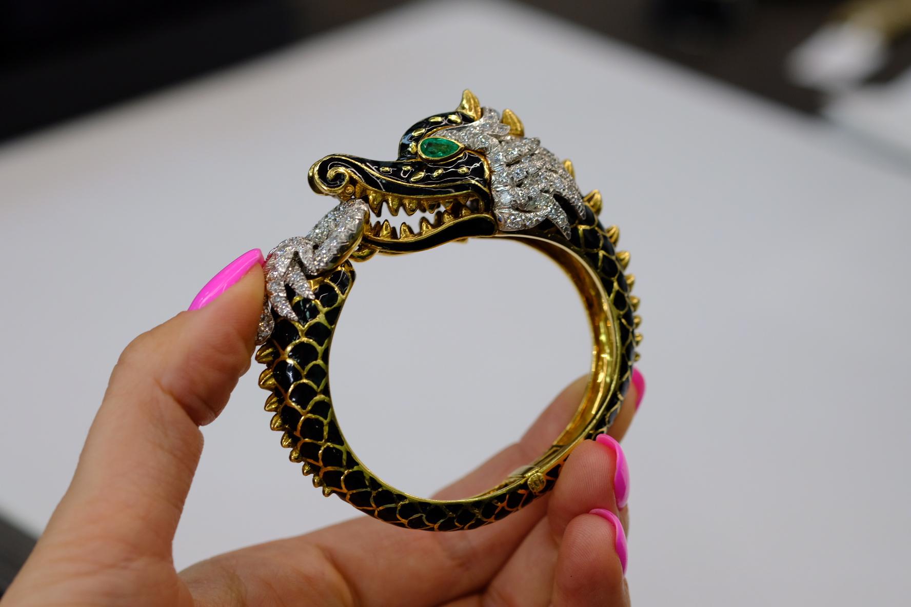 David Webb: 18 Karat Gold & Platin Schwarzer Emaille-Diamant-Armreif mit Drachen 1