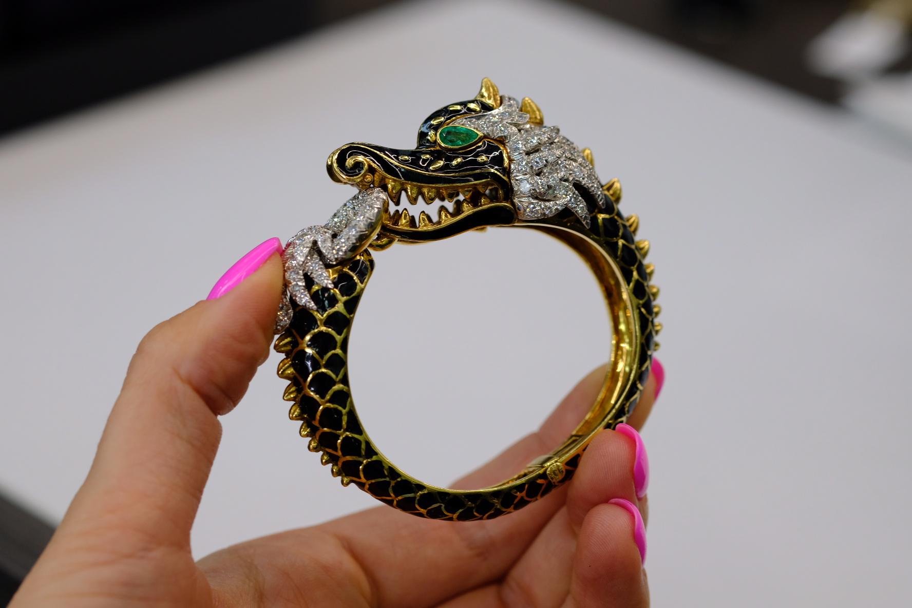 David Webb: 18 Karat Gold & Platin Schwarzer Emaille-Diamant-Armreif mit Drachen 2