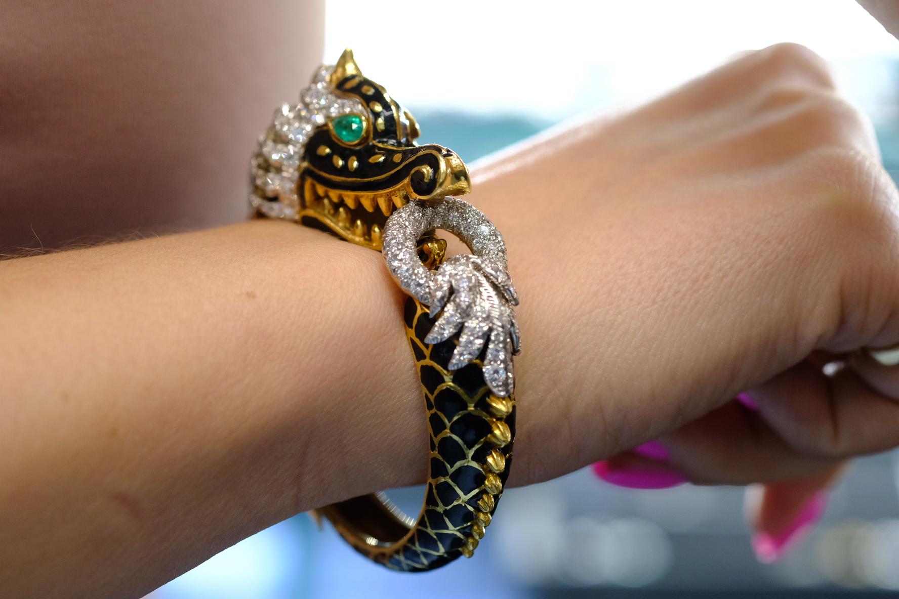 David Webb: 18 Karat Gold & Platin Schwarzer Emaille-Diamant-Armreif mit Drachen 3