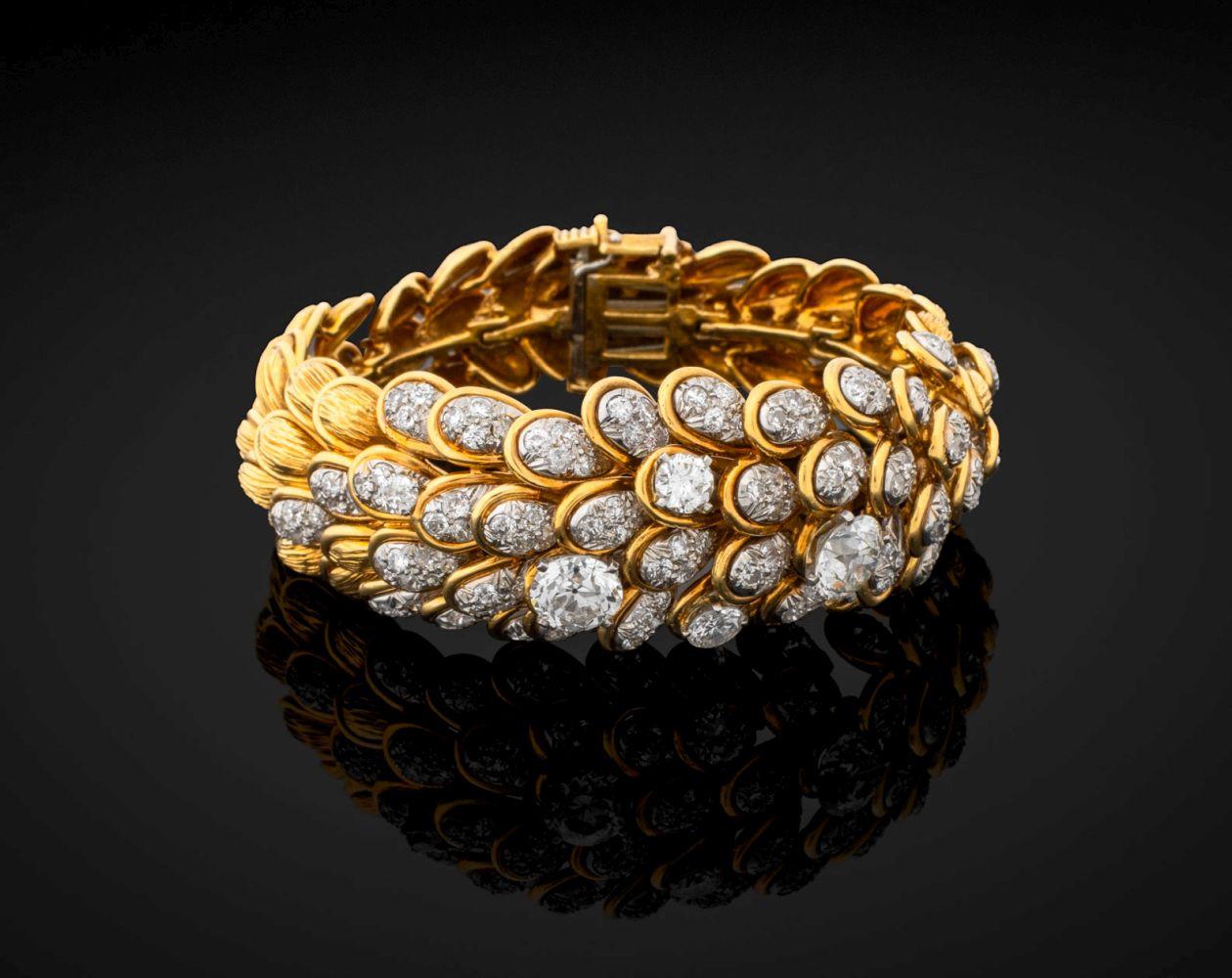 Bracciale con diamanti in platino e oro giallo 18 carati di David Webb, Fabrice con maglie d'oro scolpite, ornate da cinque diamanti taglio vecchio europeo incastonati, del peso di circa 1,80, 1,65, 0,55, 0,50 e 0,20 carati,  Colore G-H / purezza
