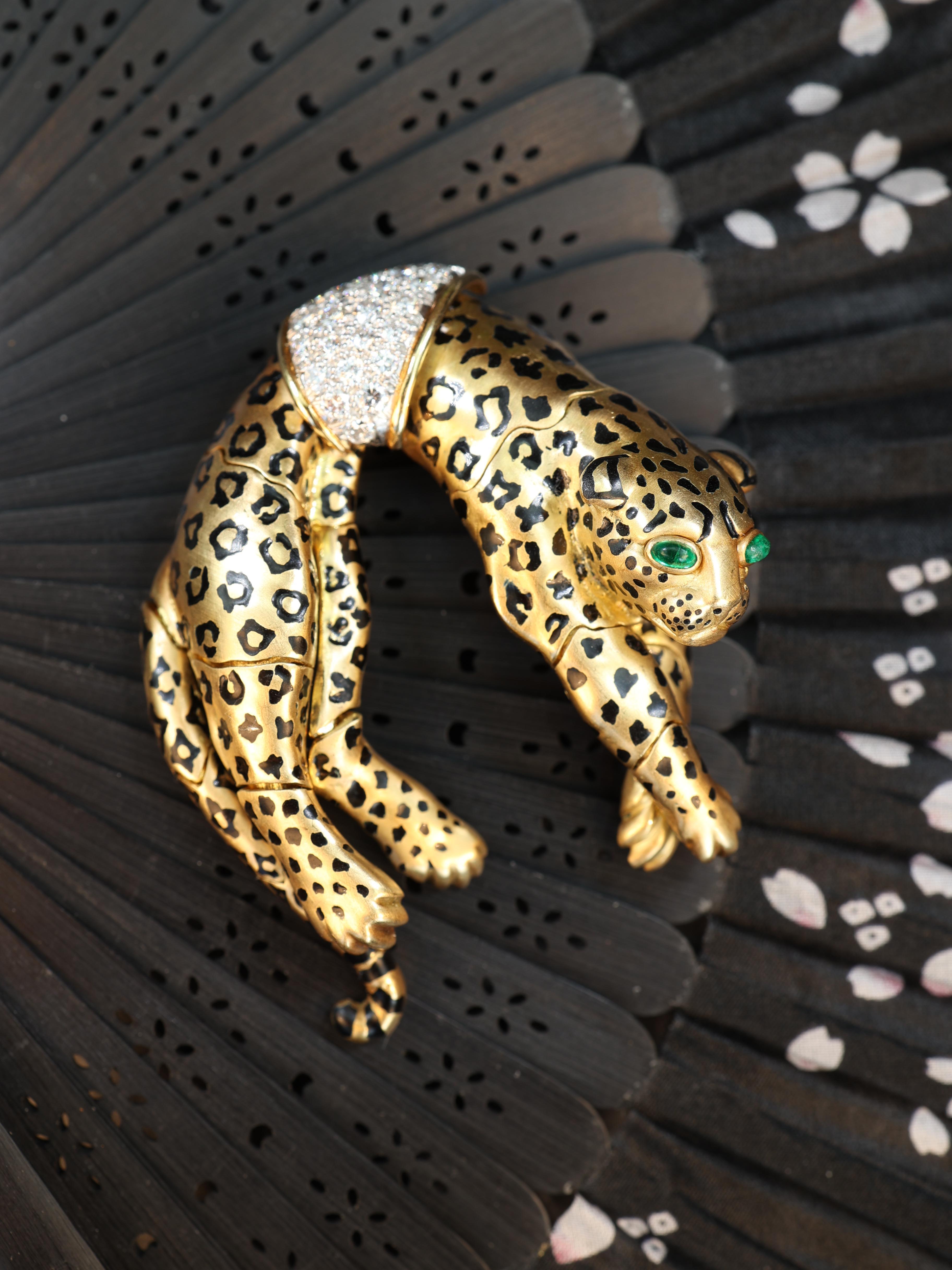 This vivid emerald diamond panther brooch is crafted in 18K gold and platinum. The panther's eyes are decorated with two emeralds approx. 0.04ct in total. There are 25 shining round-cut diamonds decorated on the waist of the panther, total approx.