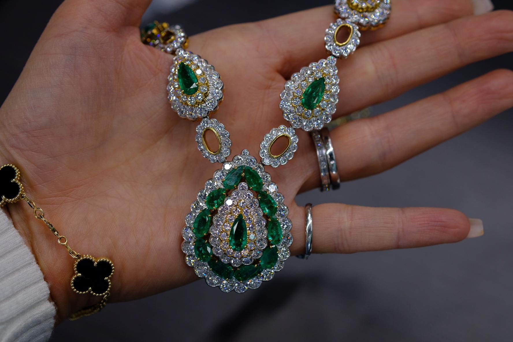 Halskette aus 18 Karat Gold und Platin mit grünem Smaragd und Diamanten von David Webb im Angebot 4