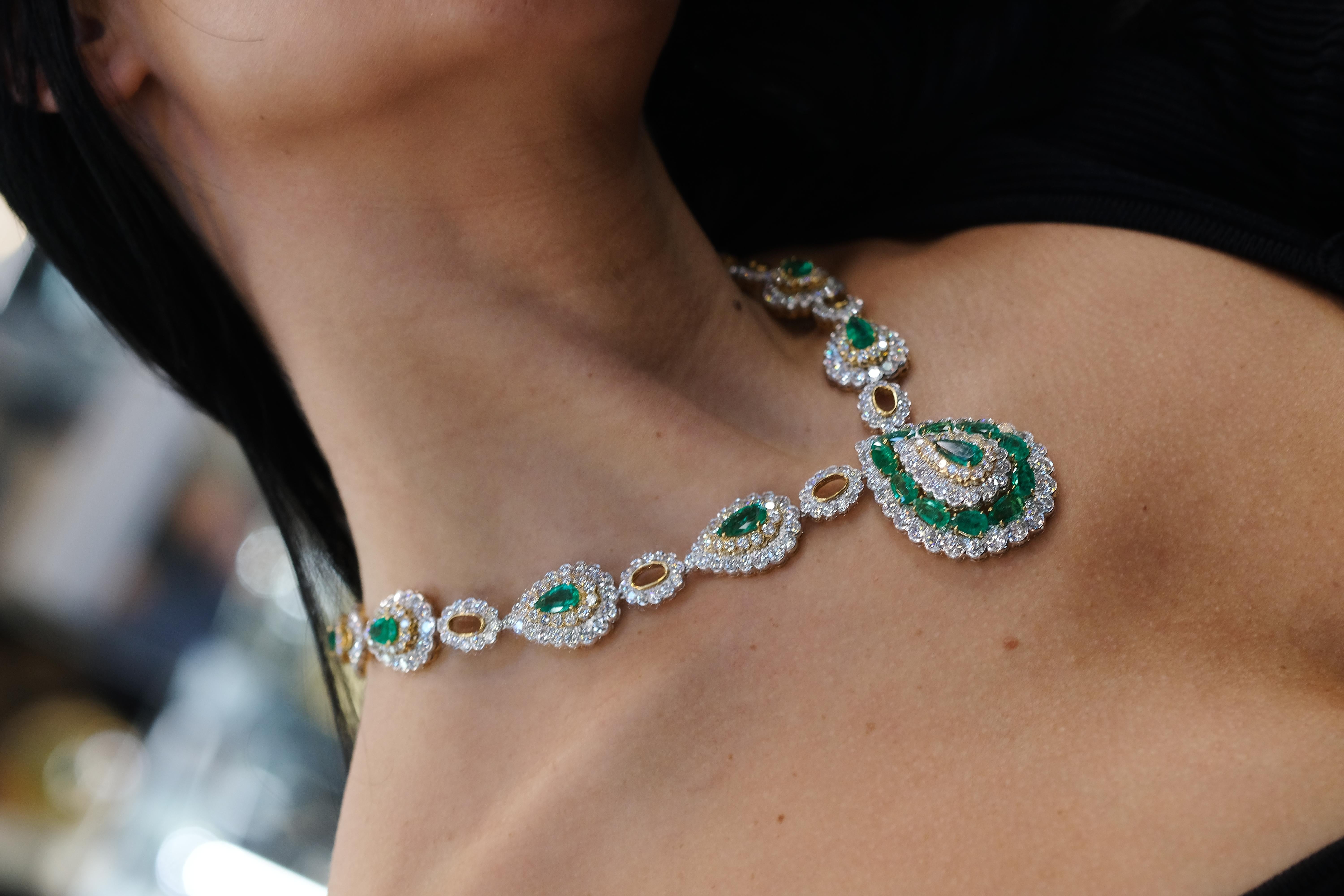 David Webb - Collana con smeraldo verde e diamanti in oro 18 carati e platino in vendita 5