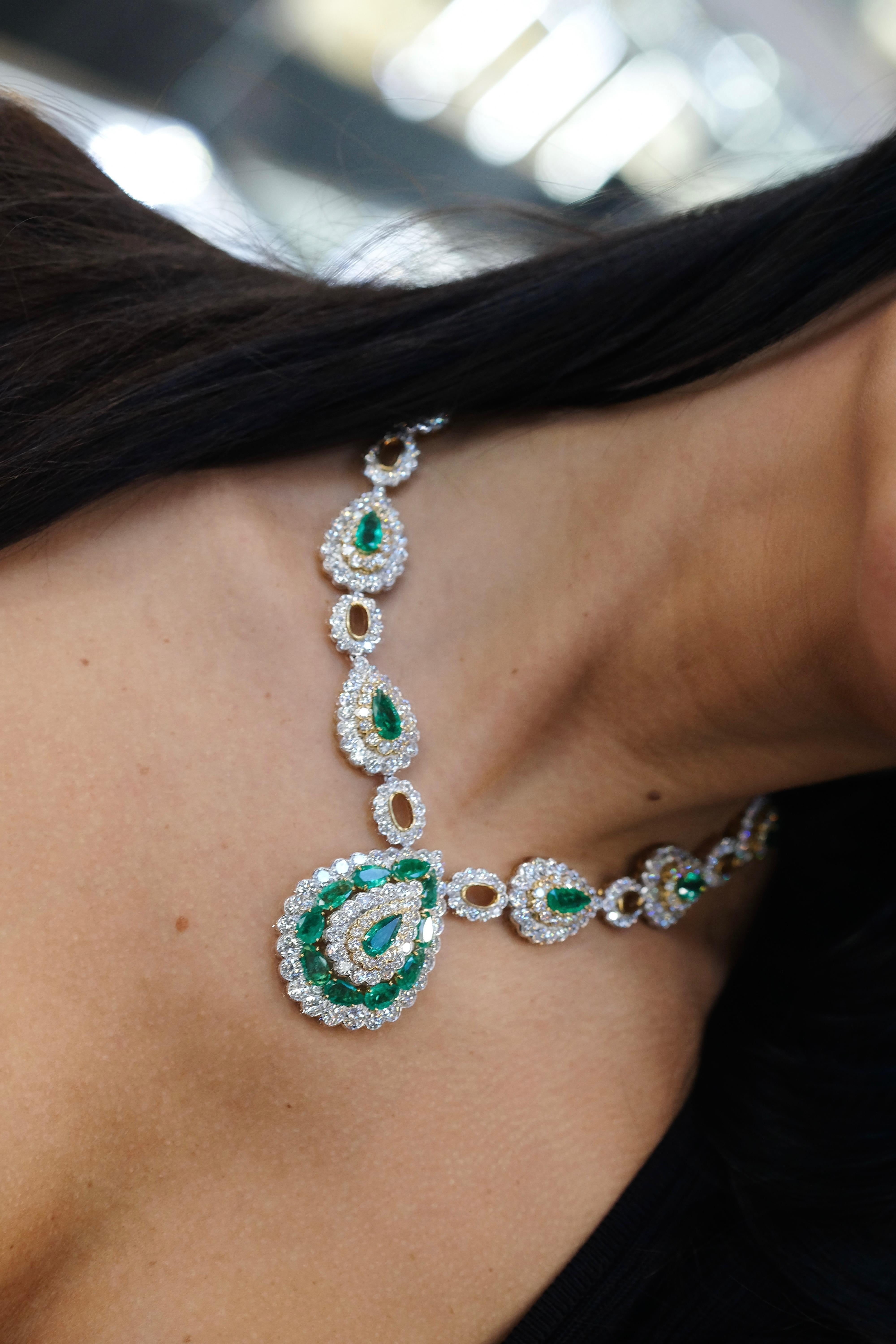 David Webb - Collana con smeraldo verde e diamanti in oro 18 carati e platino in vendita 6