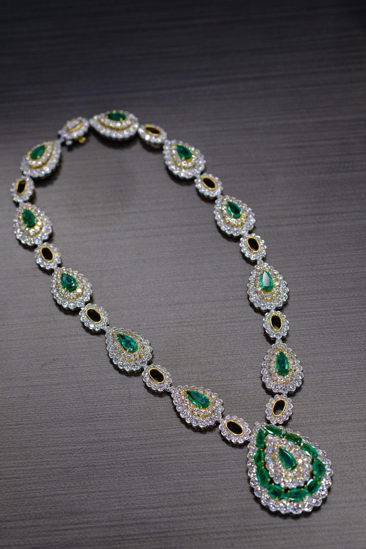 Halskette aus 18 Karat Gold und Platin mit grünem Smaragd und Diamanten von David Webb im Angebot 1