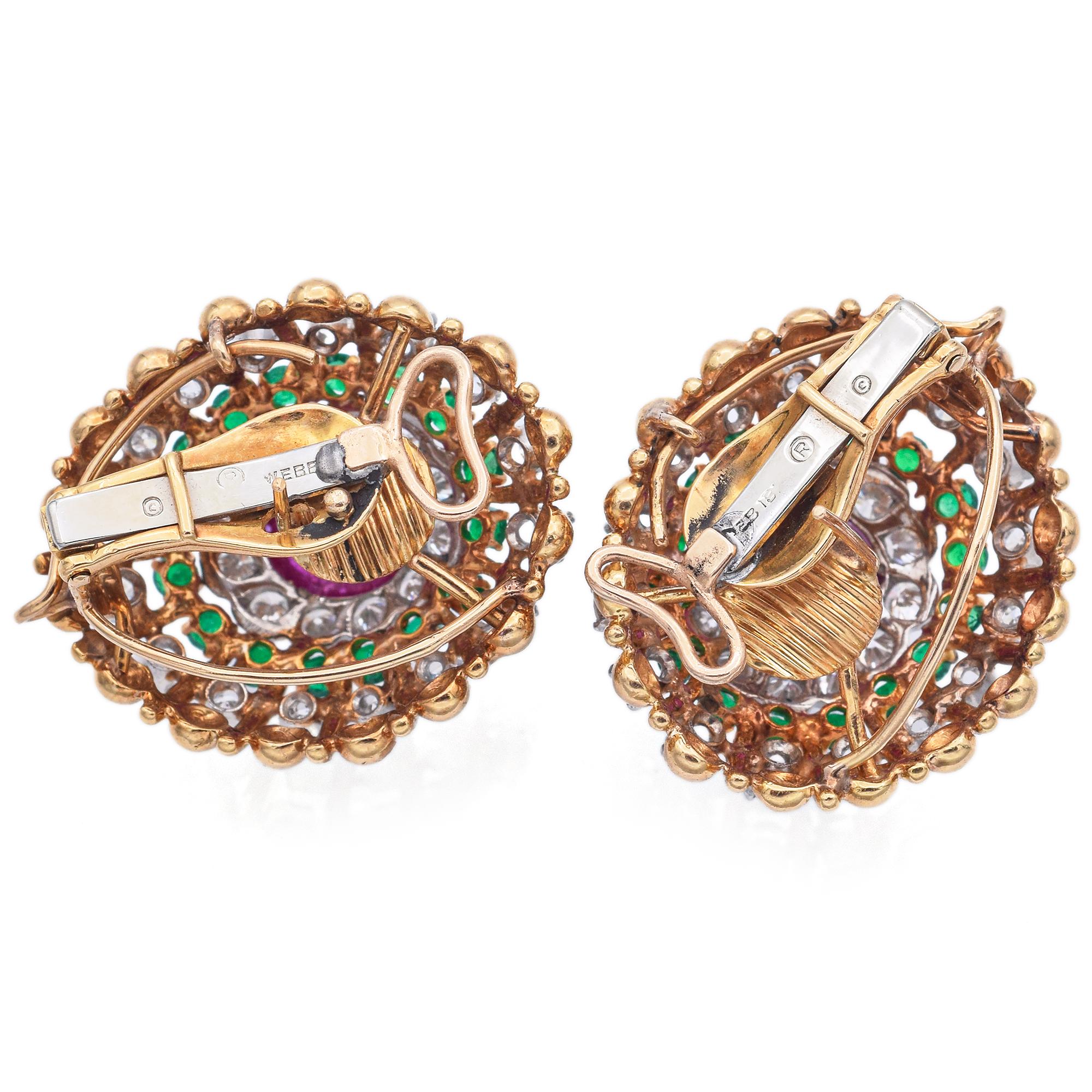  David Webb Boucles d'oreilles Omega en or 18K et platine avec rubis, émeraudes et diamants de 3,86 TCW Pour femmes 