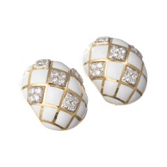 Boucles d'oreilles bombées David Webb en or 18 carats, platine, émail blanc et diamants