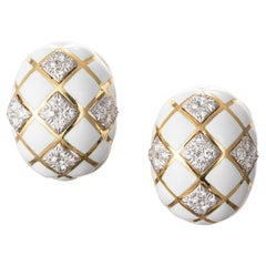 Boucles d'oreilles bombées David Webb en or 18 carats, platine, émail blanc et diamants