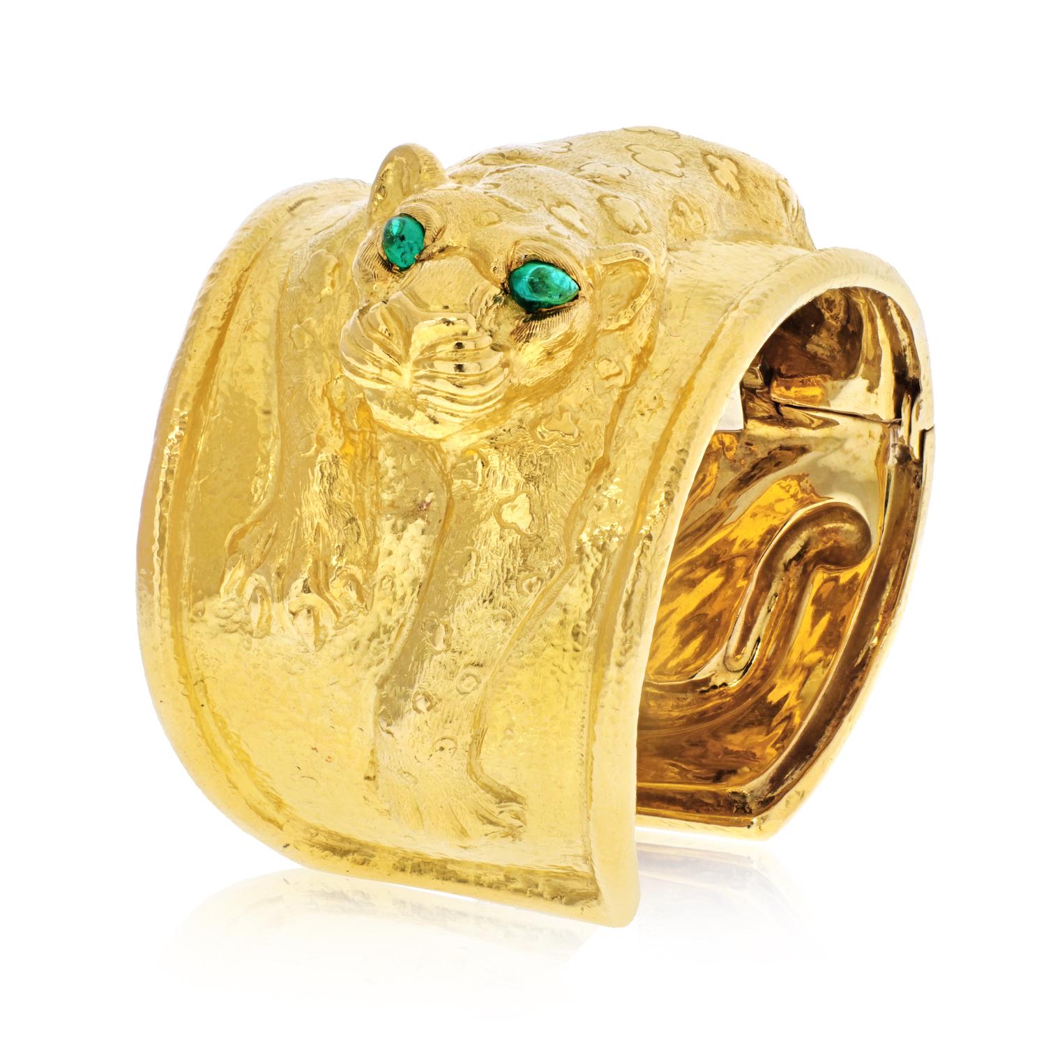 Modern David Webb 18K Gold Repousse Leopard with Green Emerald Eye Bracelet