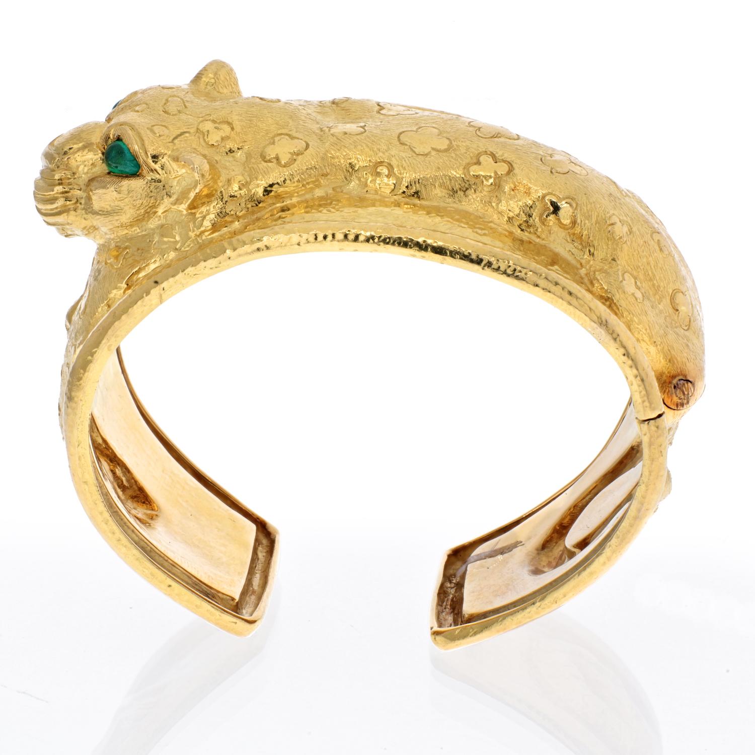 David Webb 18K Gold Repousse Leopard with Green Emerald Eye Bracelet In Excellent Condition In New York, NY
