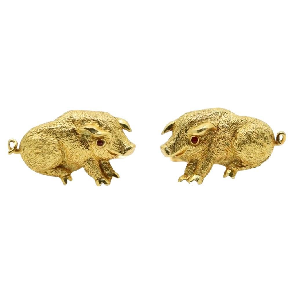 David Webb 18K Gold Rubin Schwein Manschettenknöpfe