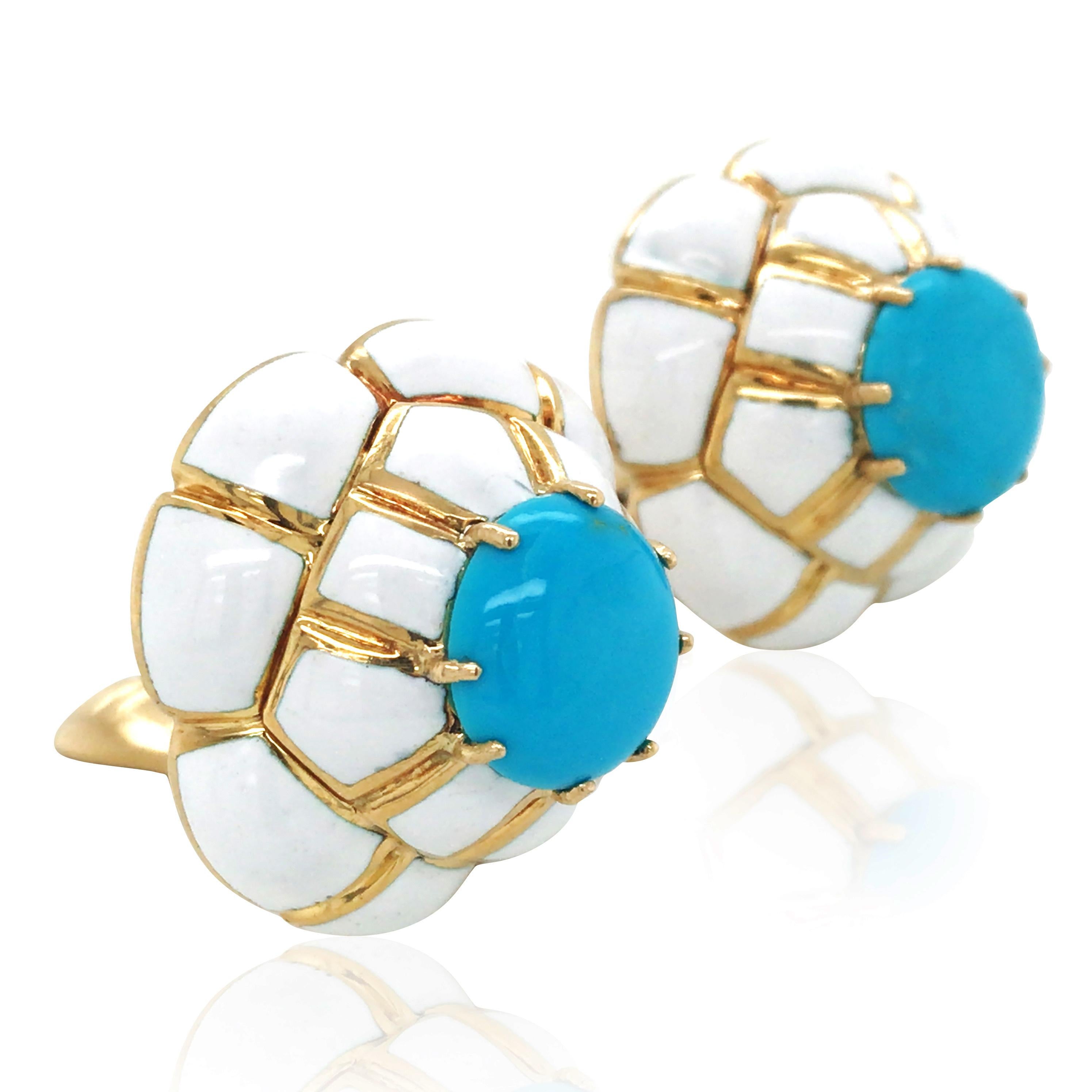 Questi orecchini di David Webb sono caratterizzati da una splendida combinazione di smalto bianco e turchese, che crea un sorprendente contrasto di colori vibranti. Il turchese misura circa 11,4-11,6 mm di diametro, aggiungendo un fascino unico al