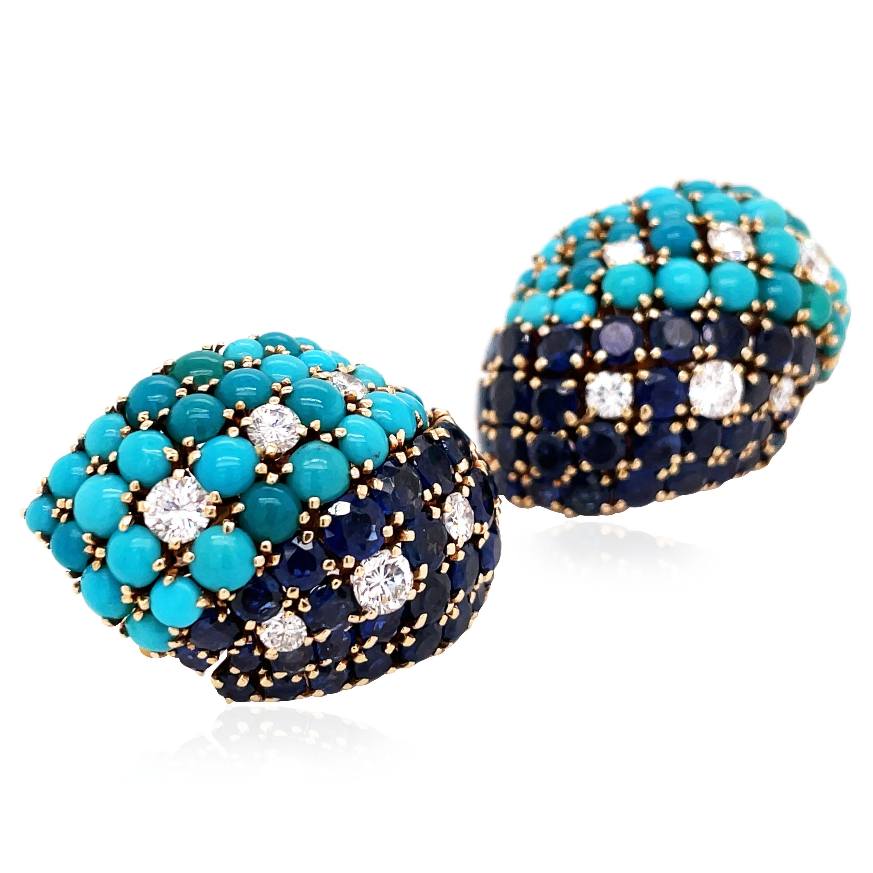 Ces superbes boucles d'oreilles de David Webb respirent la personnalité et l'élégance. Les boucles d'oreilles sont magnifiquement travaillées avec des saphirs bleus vibrants et des diamants étincelants, mettant en valeur un design luxueux. La