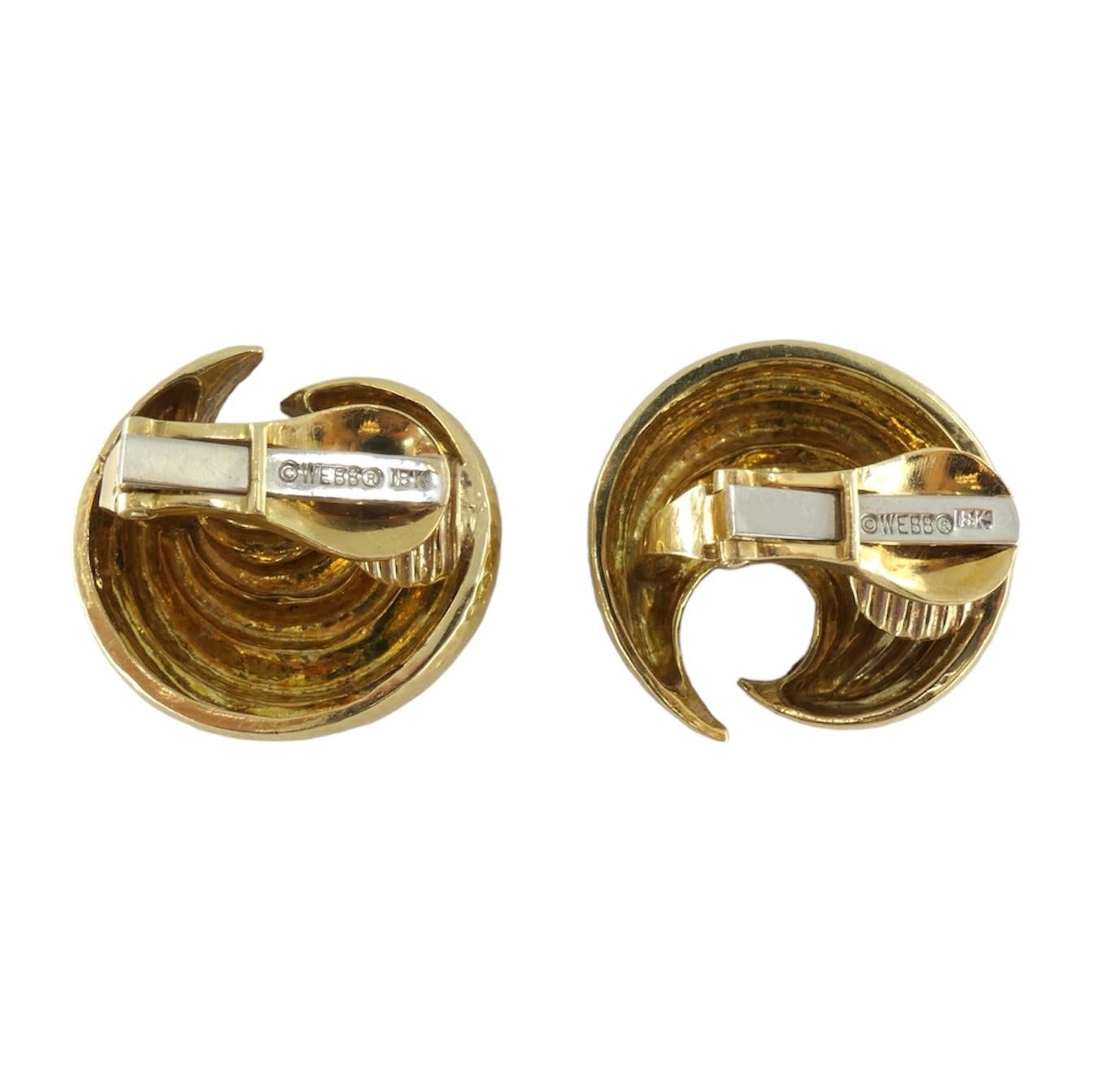 These David Webb 18k hammered gold earrings showcase the brand's distinctive craftsmanship. Weighing 24.2 grams, these clip-on earrings measure 1 inch by 1 inch and feature a unique crescent motif. Crafted in the 2000s, they embody the luxurious and