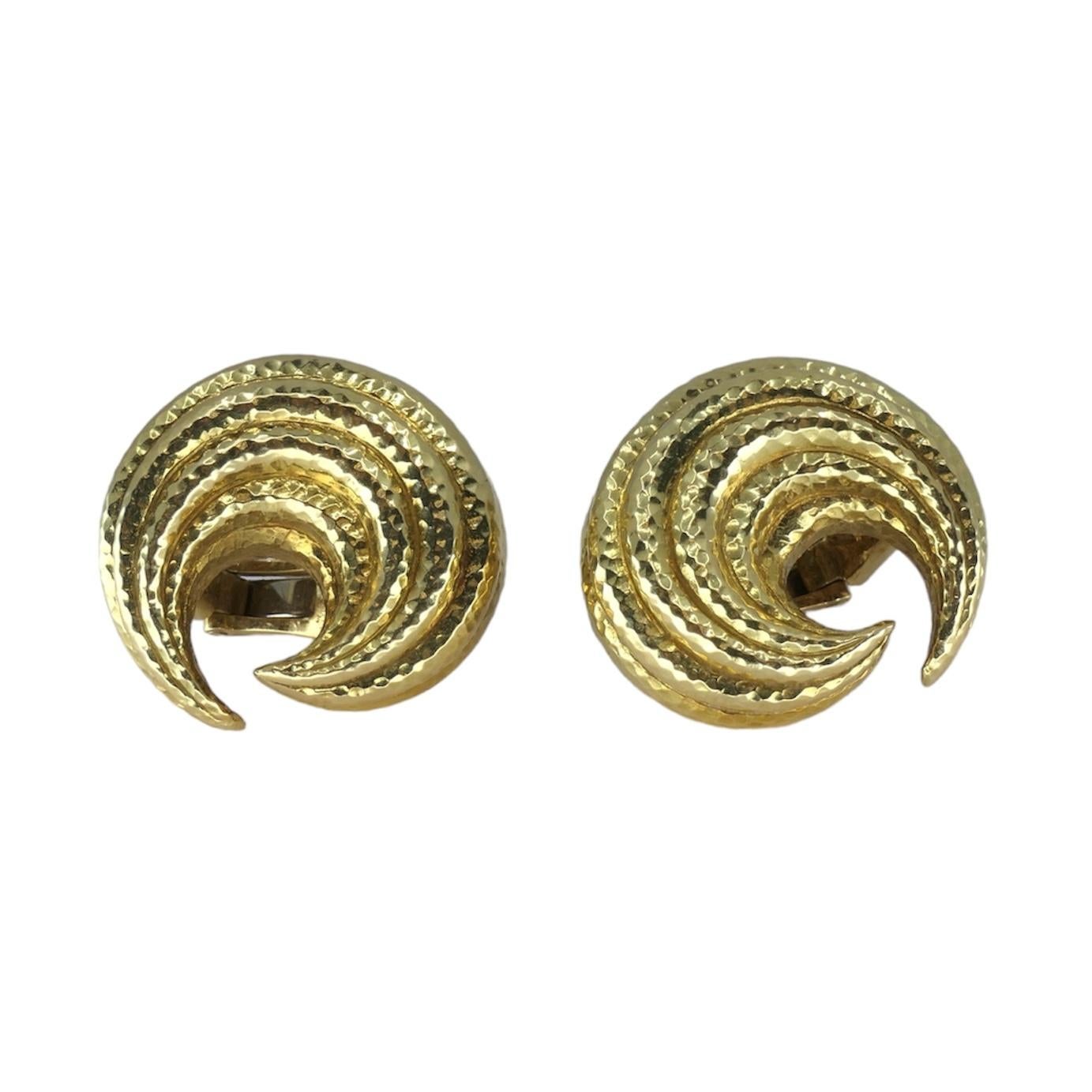 David Webb 18k Hammered Gold Crescent Earrings In Excellent Condition For Sale In Beverly Hills, CA