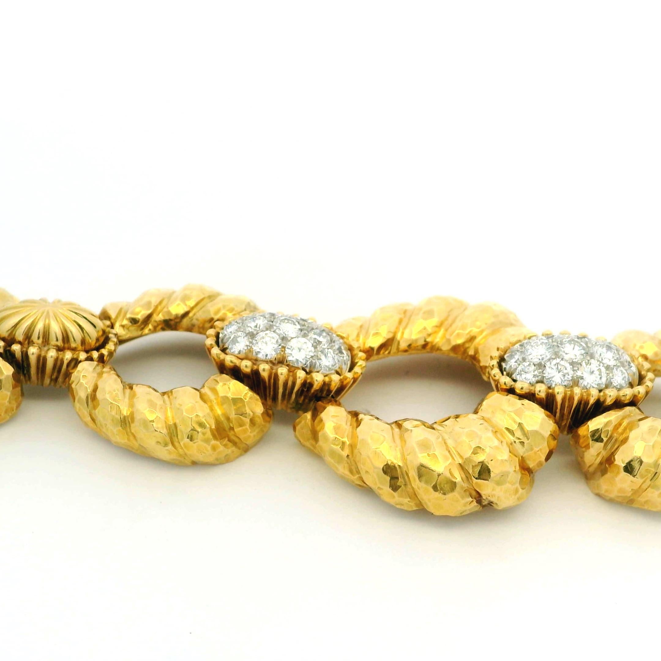 David Webb Bracciale a maglie in oro martellato 18 carati con accenti di diamanti Pavé, 101,77 Gra in vendita 4