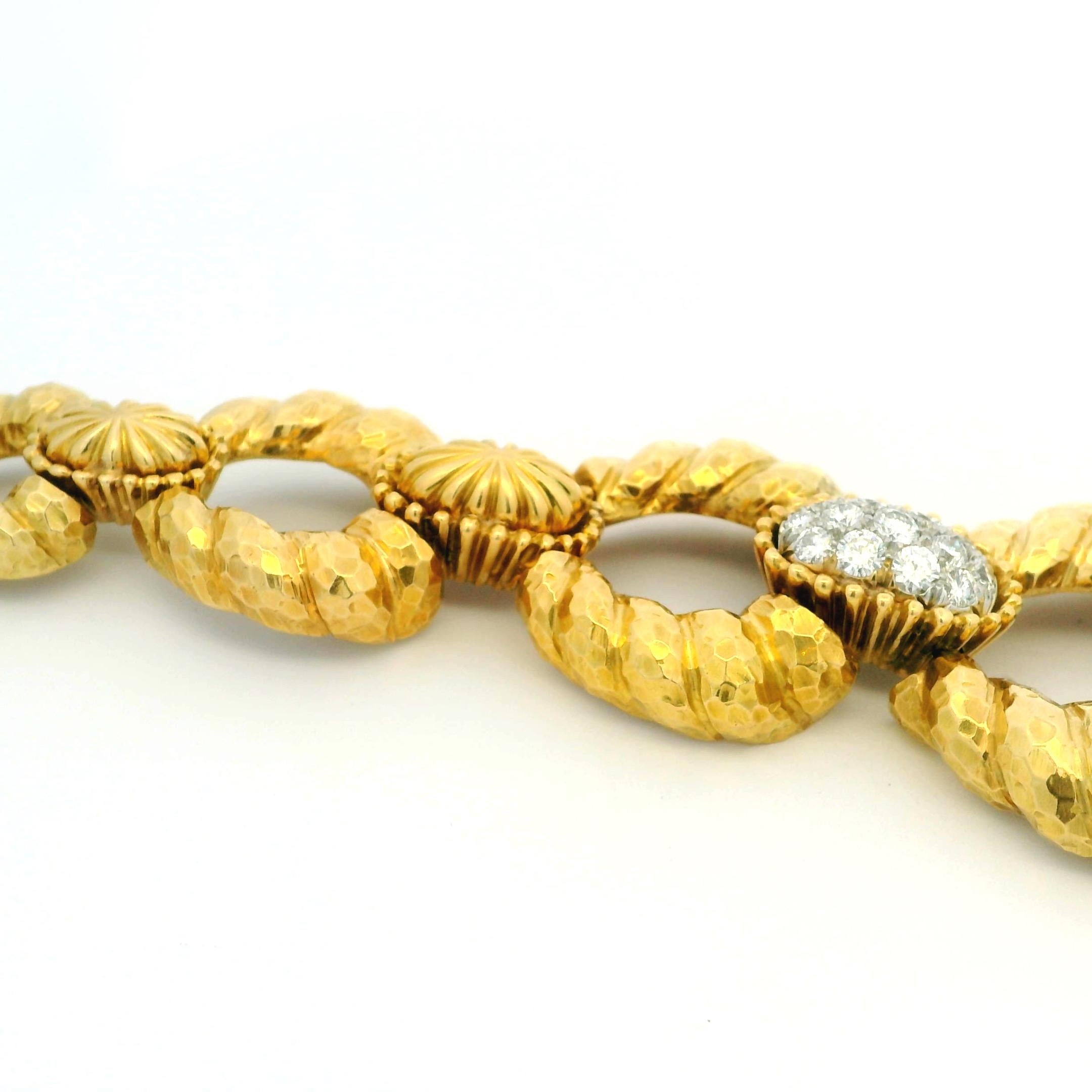 David Webb Bracciale a maglie in oro martellato 18 carati con accenti di diamanti Pavé, 101,77 Gra in vendita 5