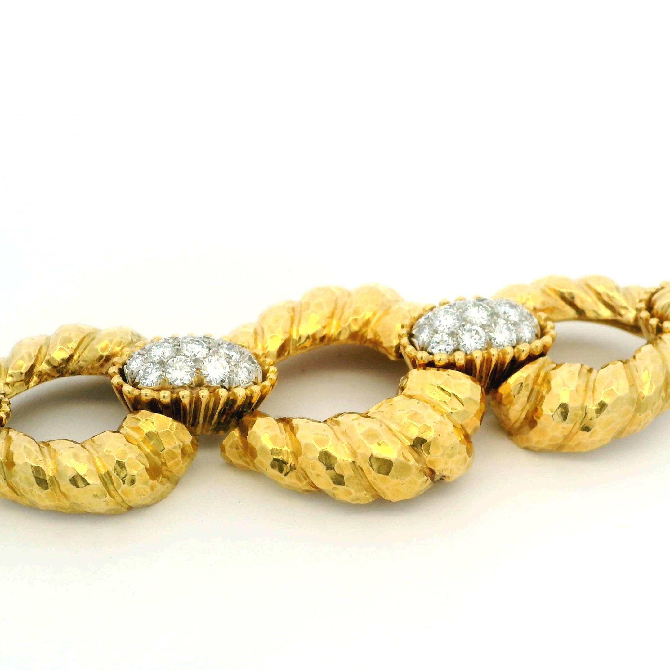 David Webb Bracciale a maglie in oro martellato 18 carati con accenti di diamanti Pavé, 101,77 Gra in vendita 7