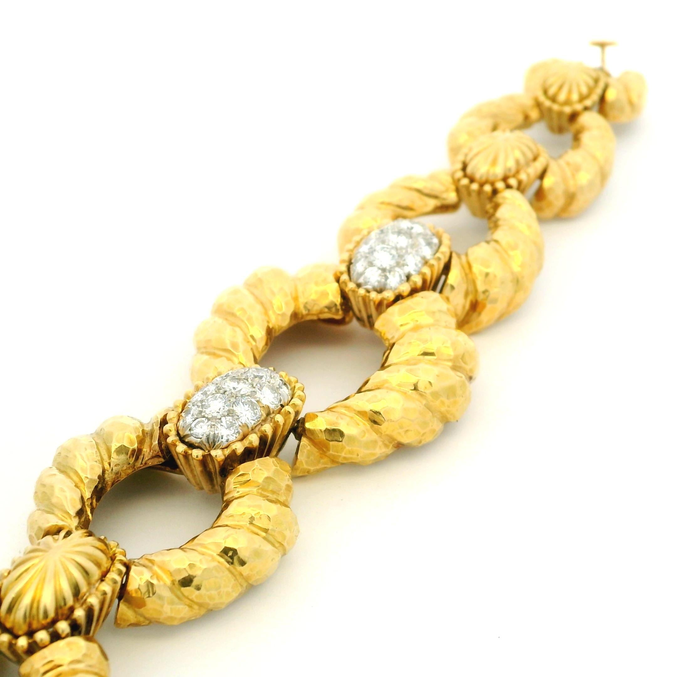 David Webb Bracciale a maglie in oro martellato 18 carati con accenti di diamanti Pavé, 101,77 Gra in vendita 8