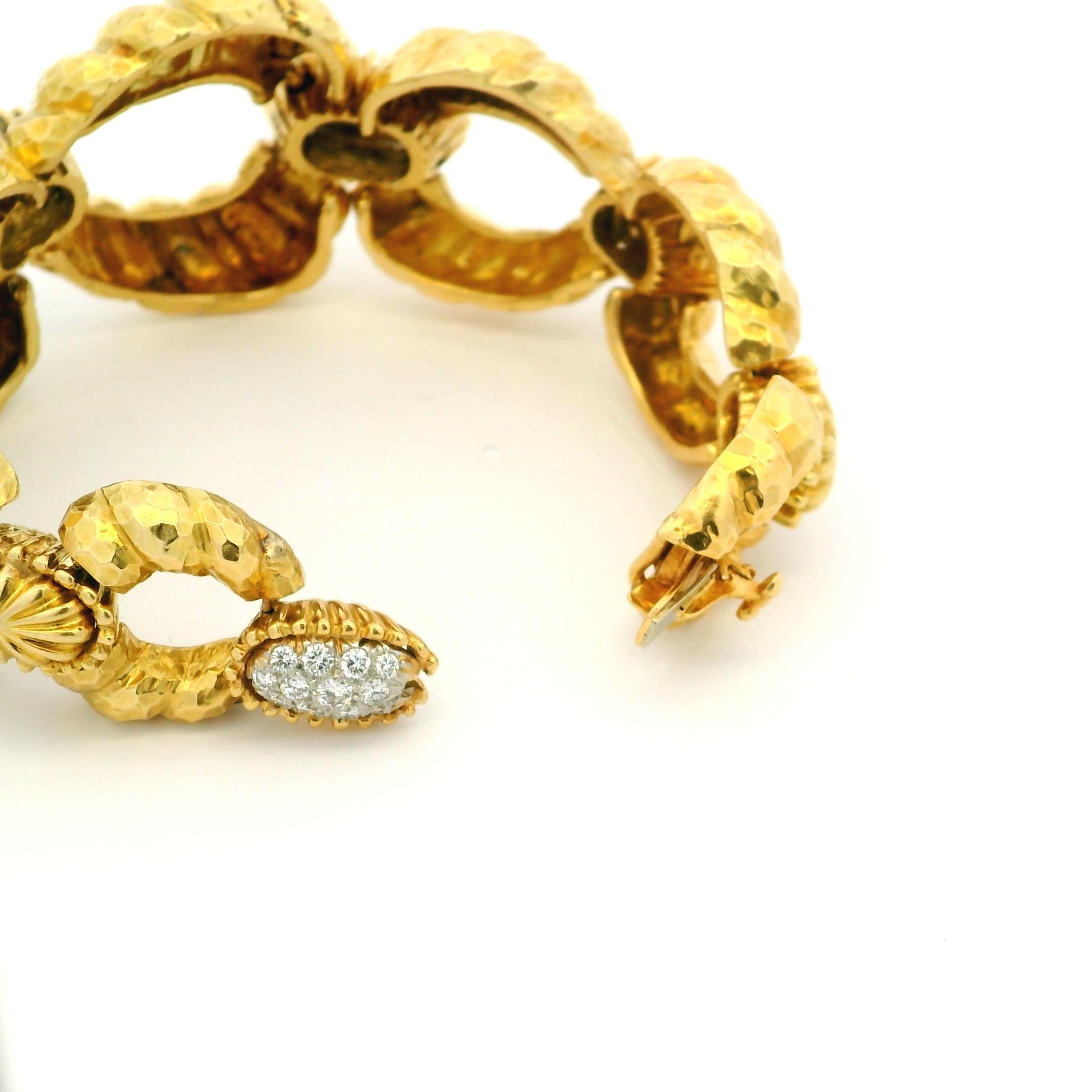 David Webb Bracciale a maglie in oro martellato 18 carati con accenti di diamanti Pavé, 101,77 Gra in vendita 9