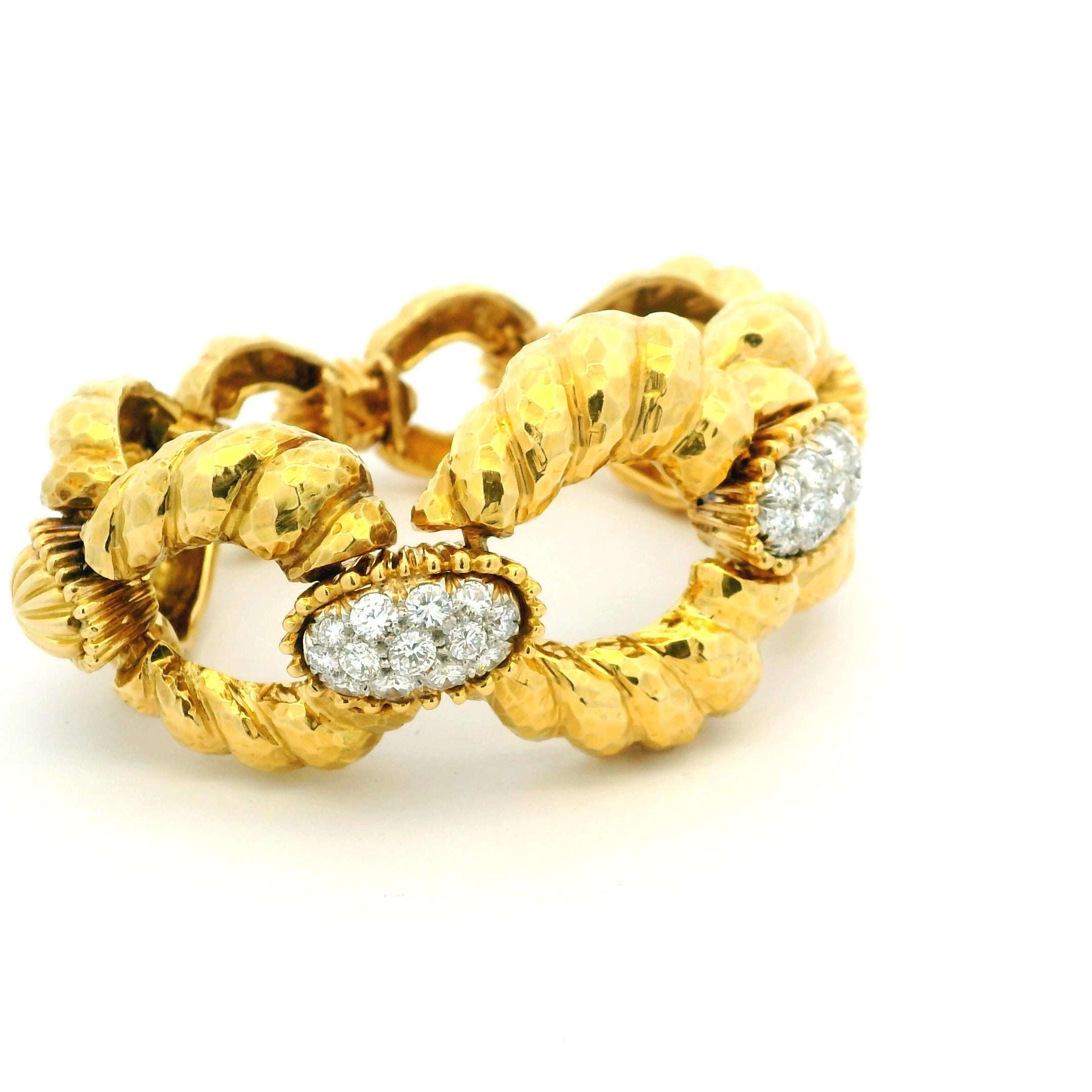 David Webb Bracciale a maglie in oro martellato 18 carati con accenti di diamanti Pavé, 101,77 Gra in vendita 1